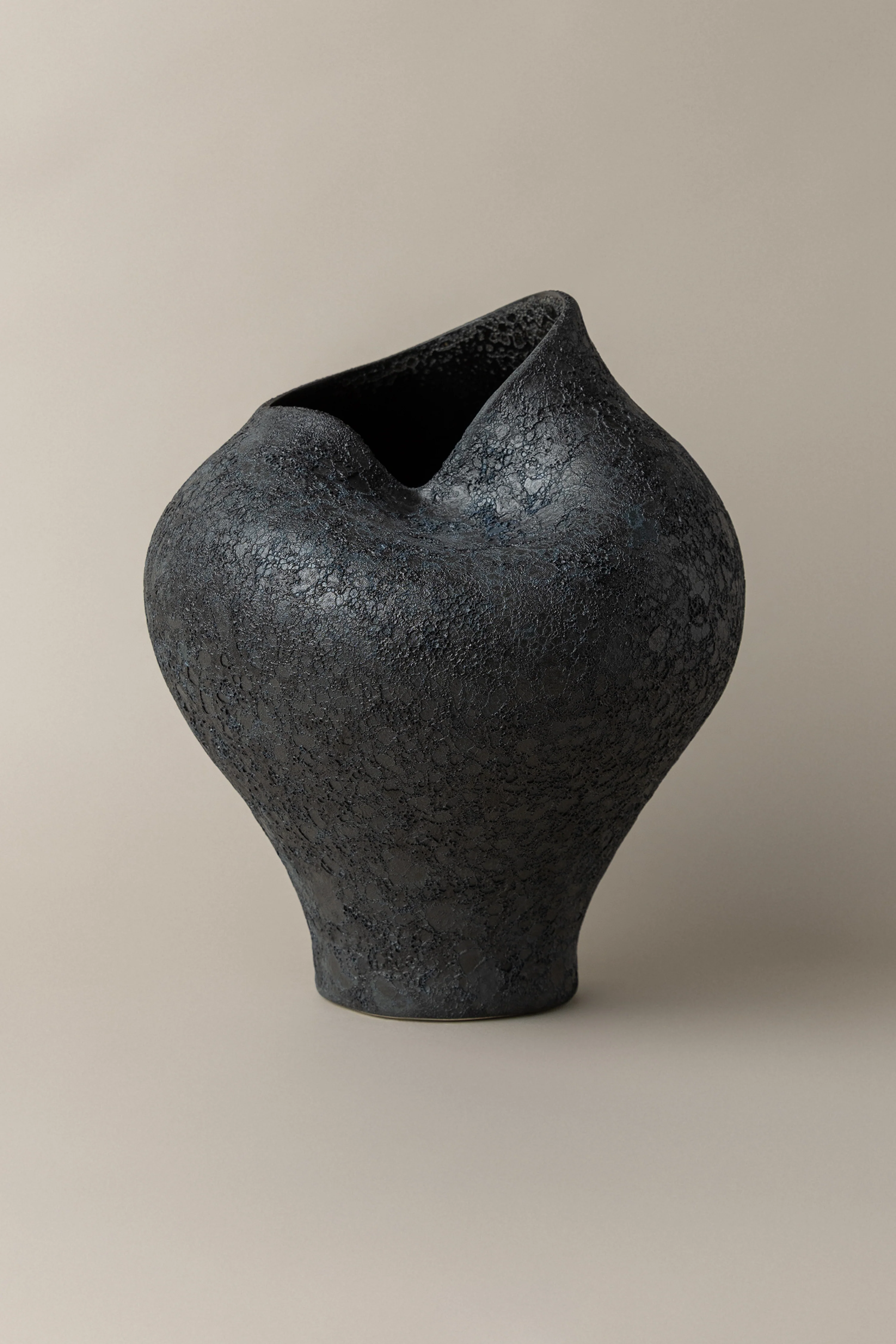 AMORA VASE