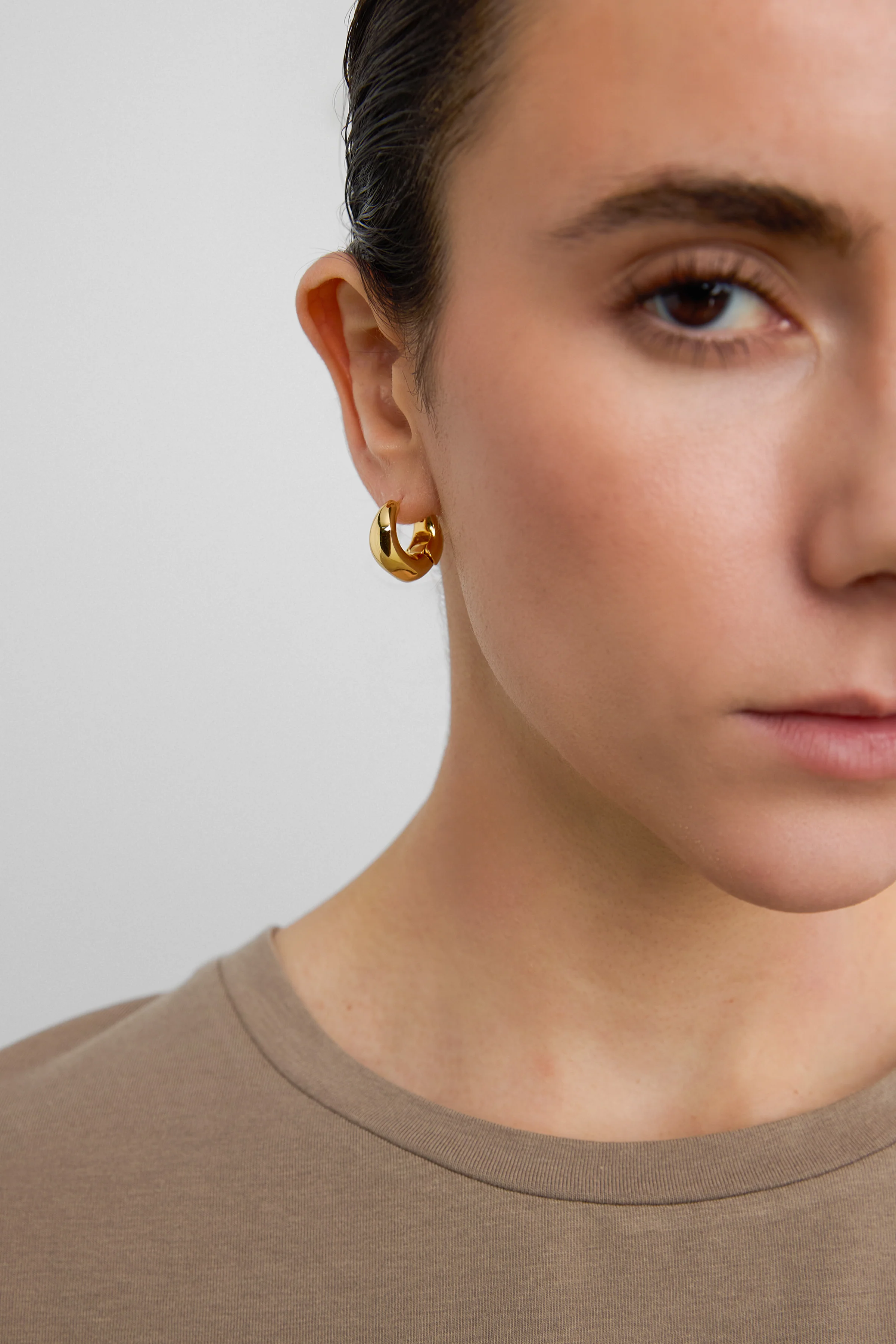 CRESCENT HUGGIE HOOP EARRINGS - Image 3