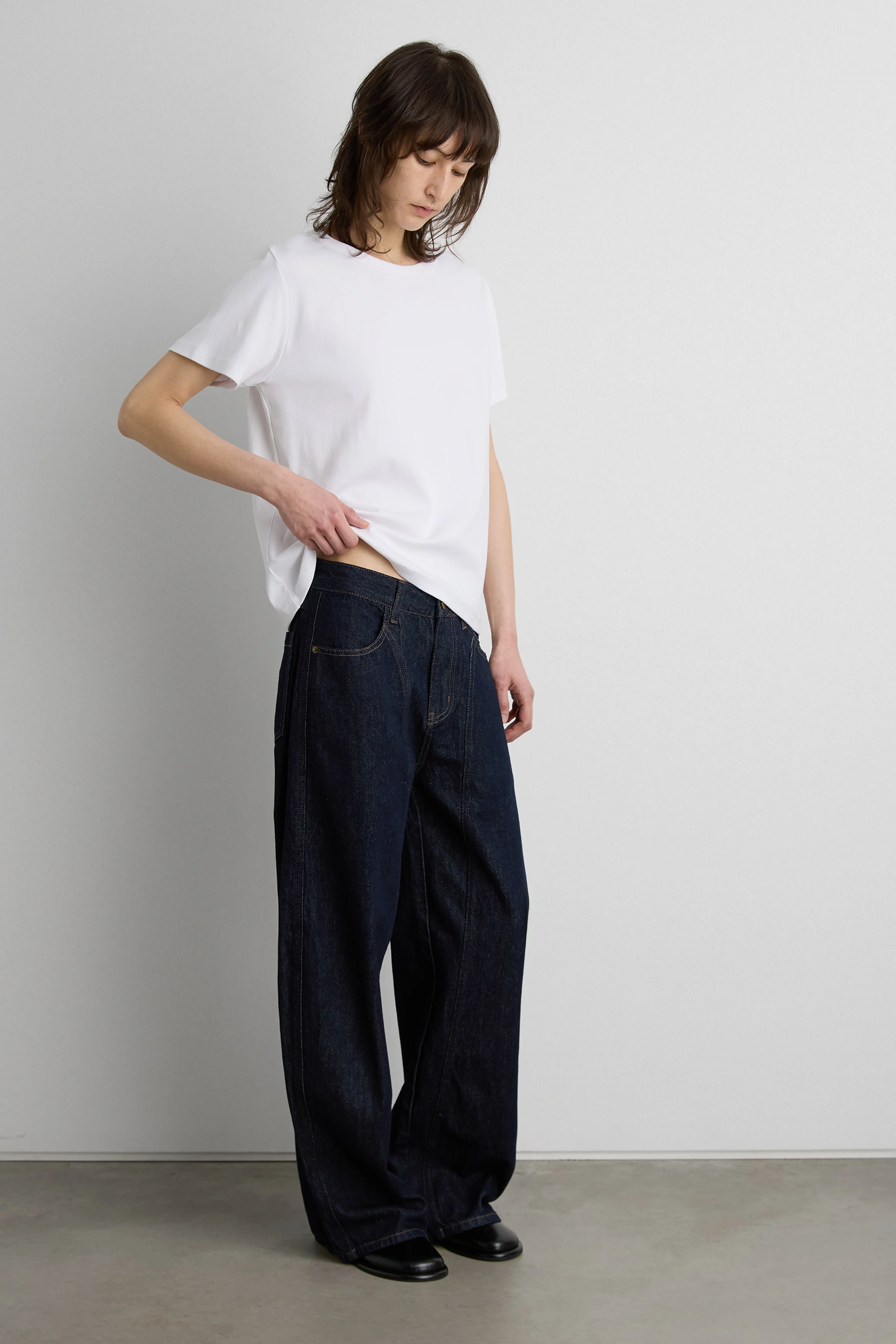 HIGH RISE BARREL LEG JEAN WITH FRONT SEAM DETAIL - Image 3