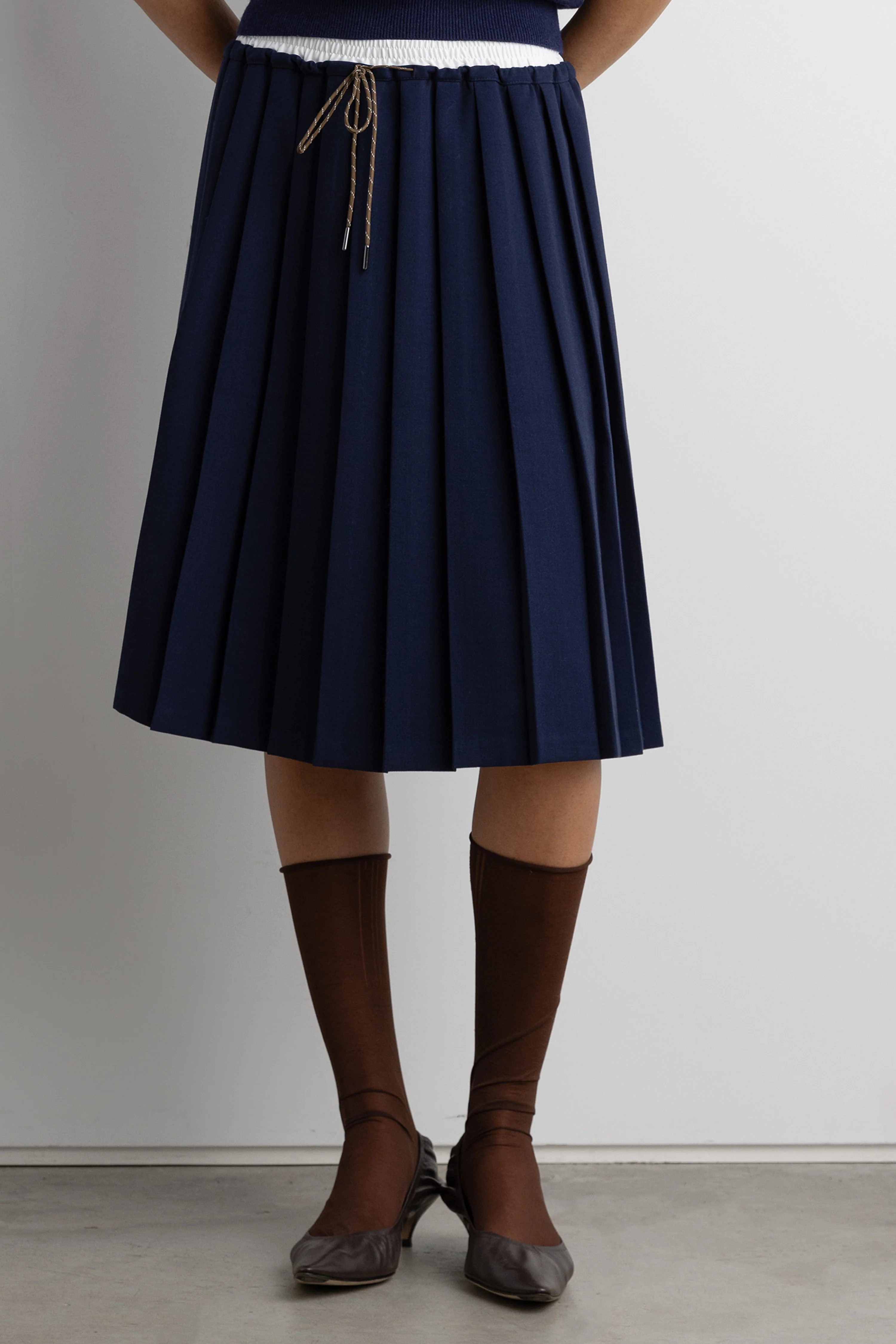 EXPOSED WAIST PLEATED MIDI SKIRT - Image 2