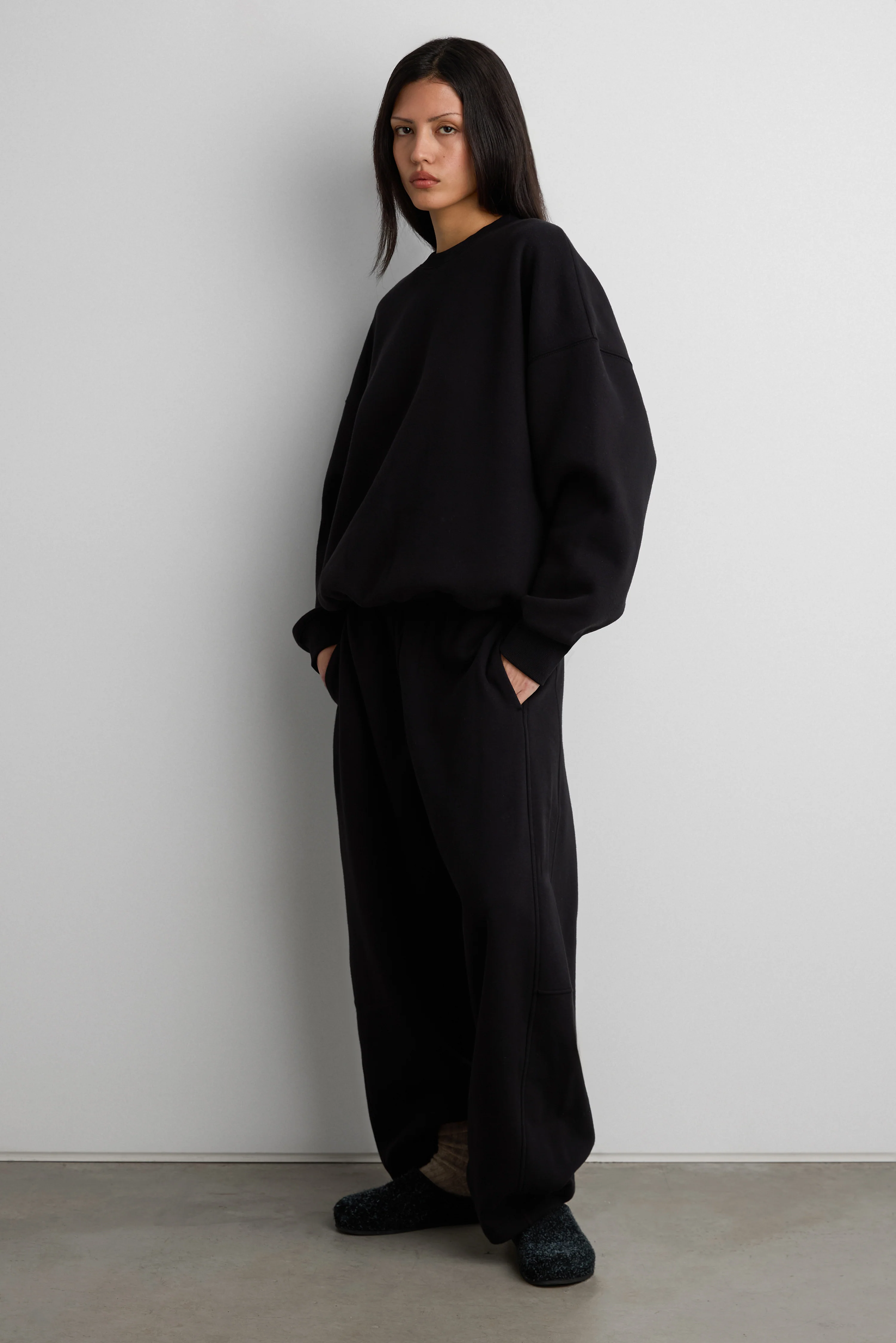 FLEECE STUDIO CREWNECK SWEATSHIRT WITH POCKETS - Image 5