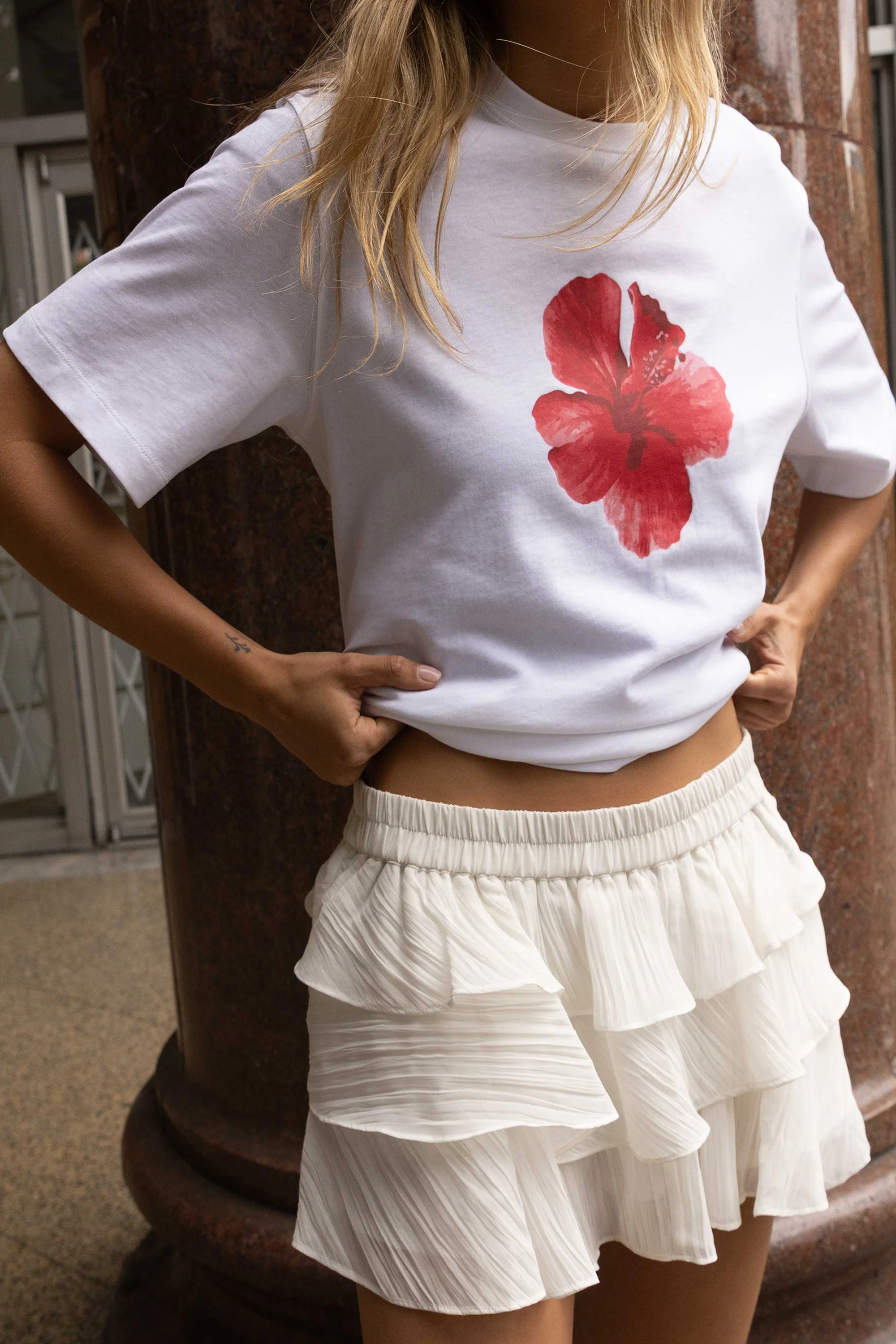 HIBISCUS GRAPHIC PRINT T-SHIRT