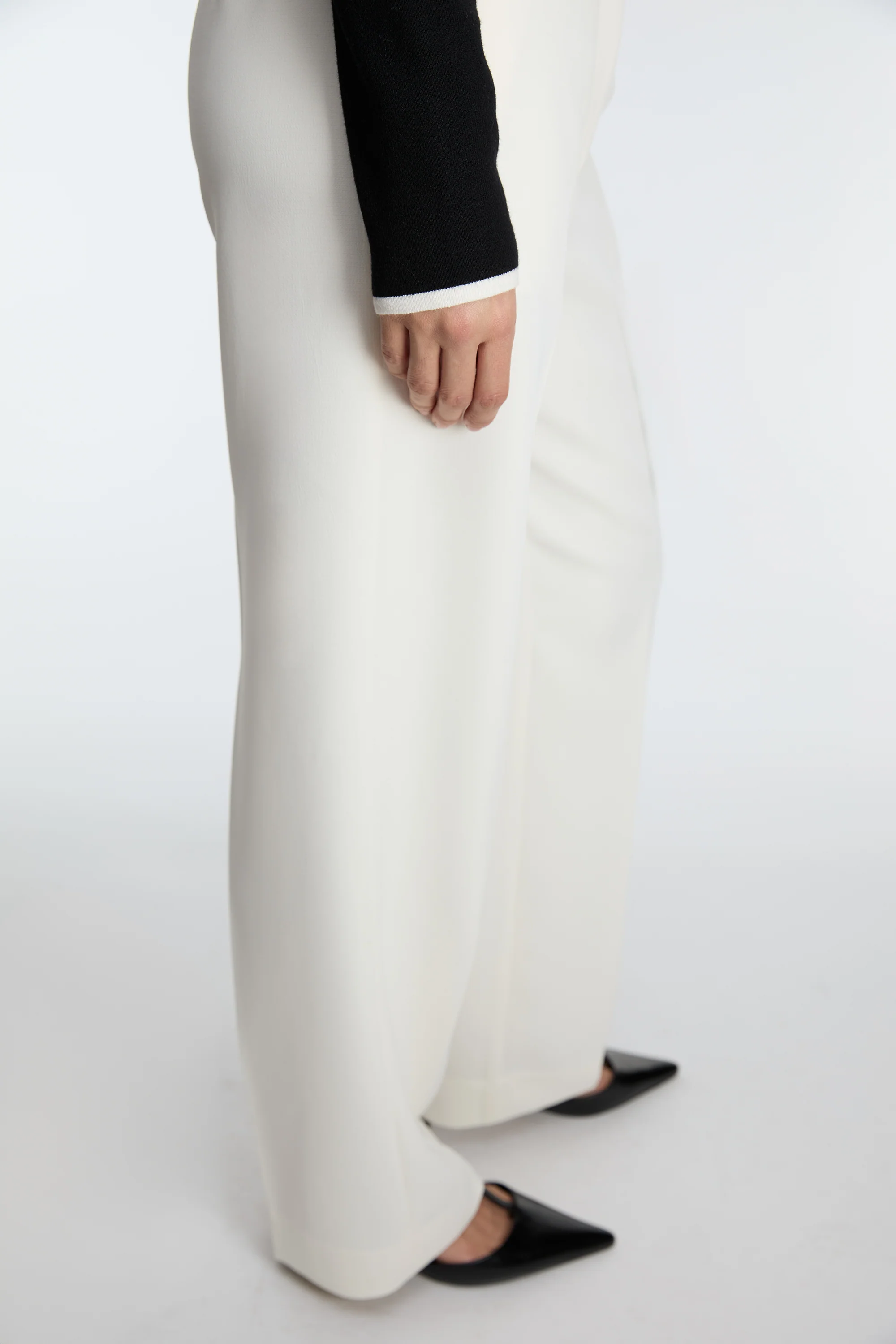 HIGH-RISE STRAIGHT LEG TROUSER WITH HALF ELASTIC WAIST - Image 3