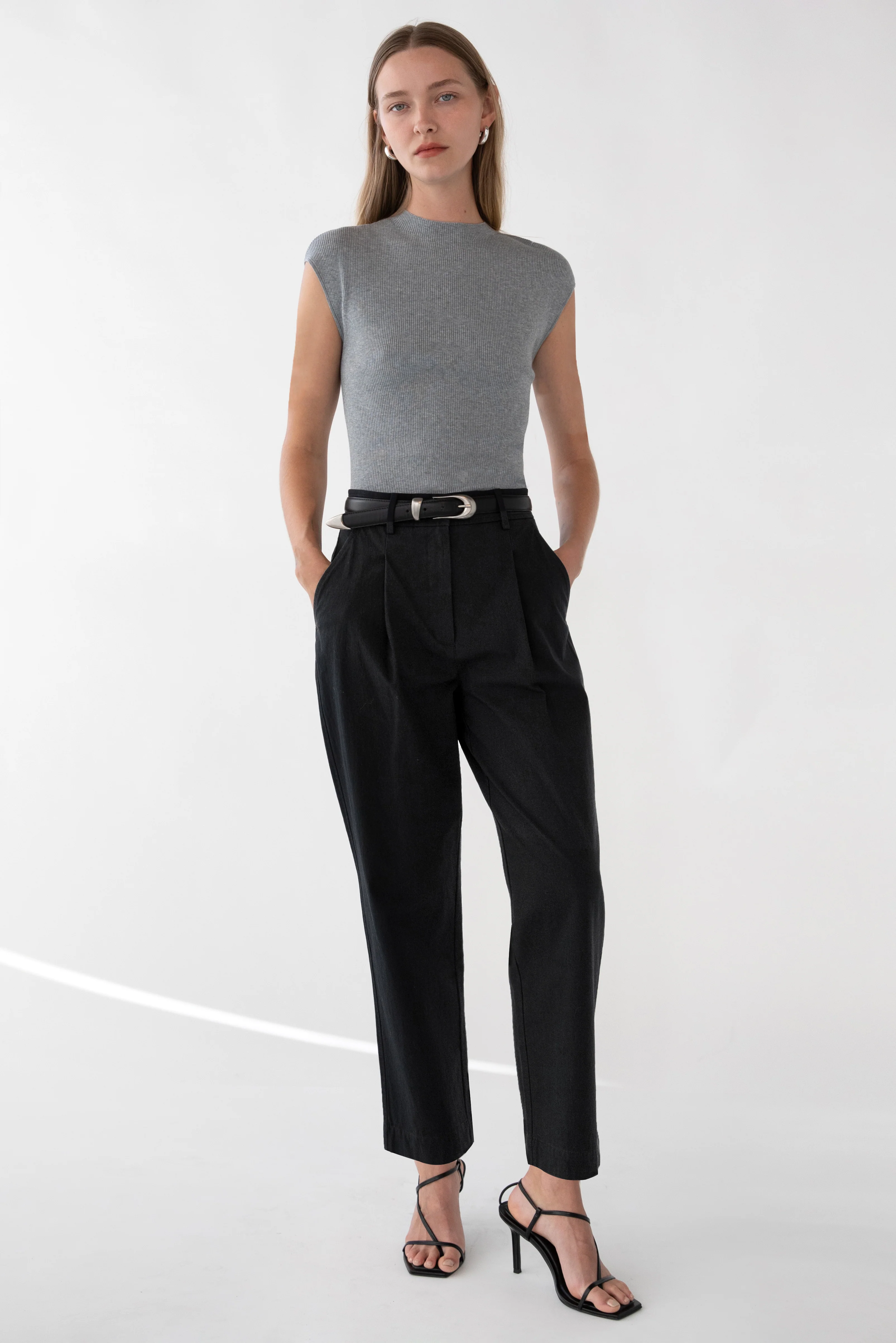 HIGH-RISE TAPERED PANT