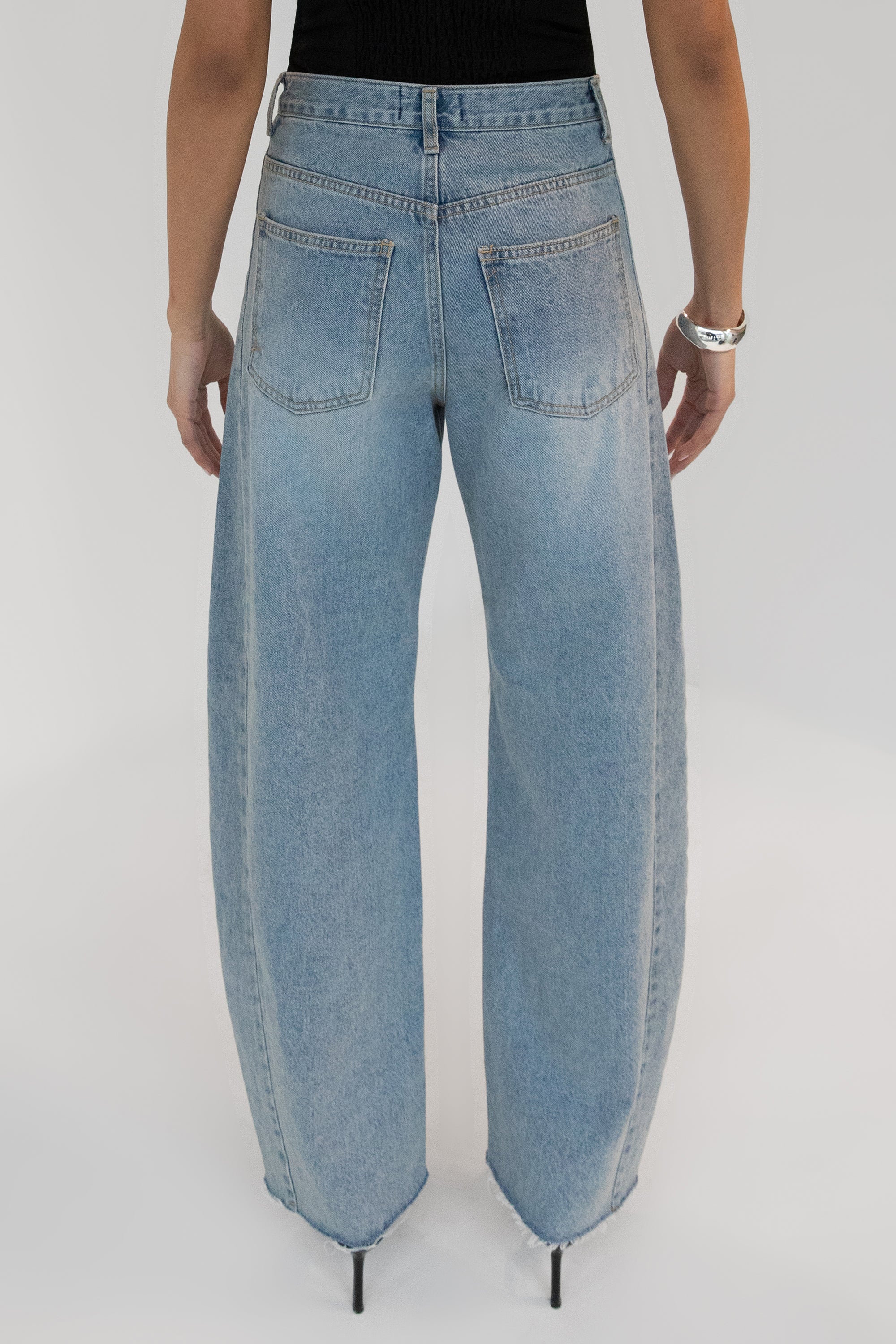 HIGH RISE VINTAGE WASH BARREL JEAN - Image 4