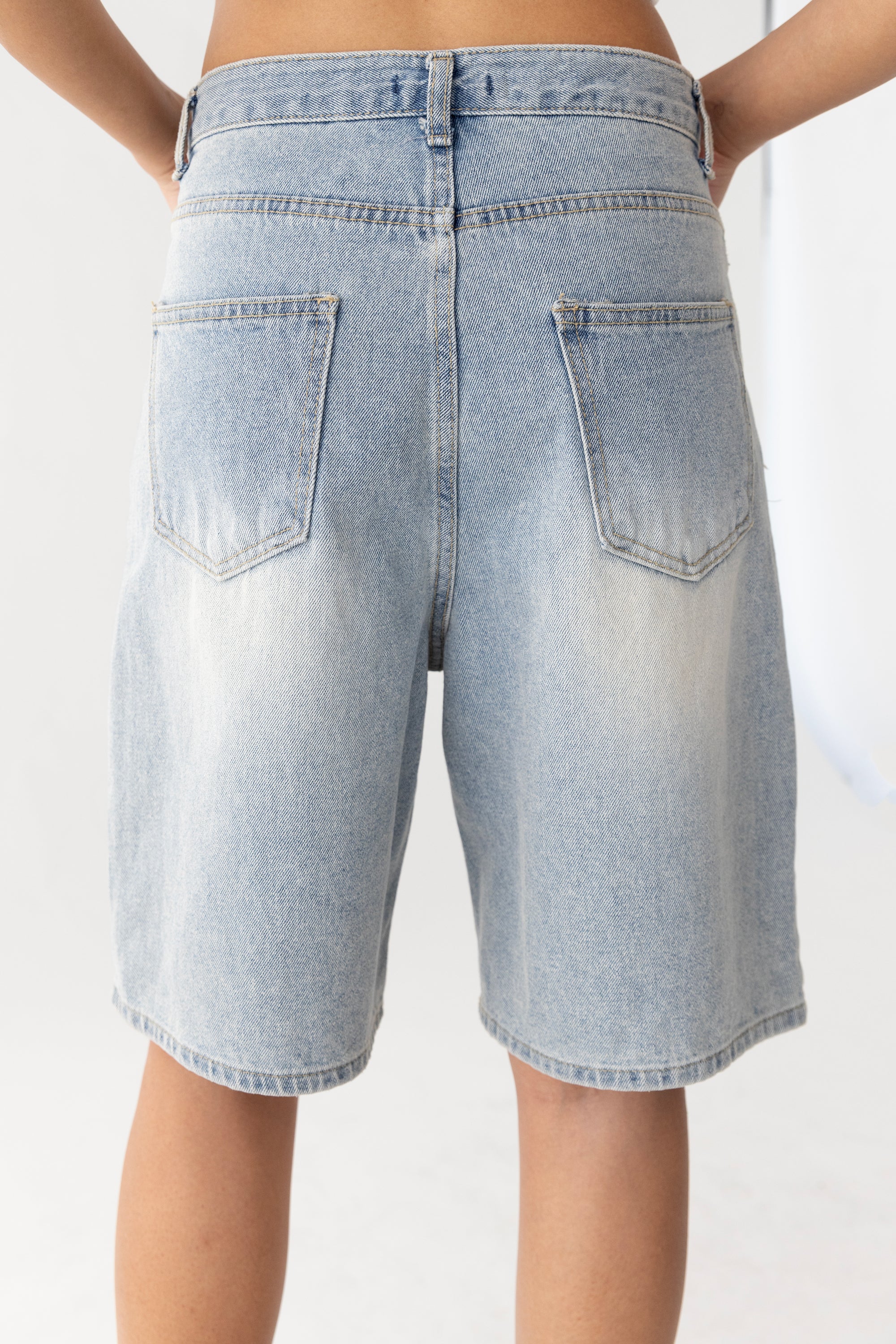 LIGHT WASH MID-RISE DENIM JORT - Image 3
