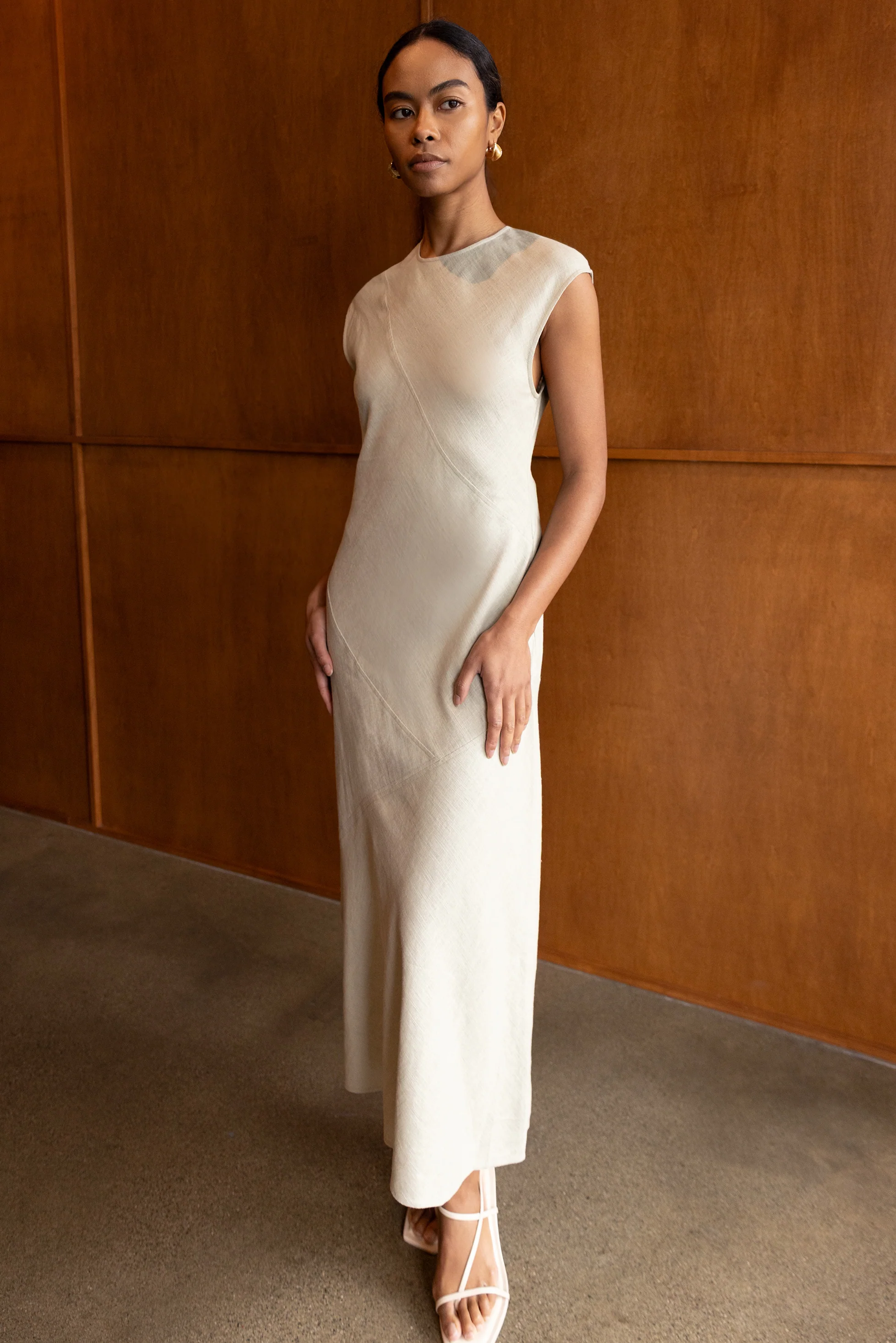 LINEN BLEND SLEEVELESS BIAS CUT MIDI DRESS - Image 3
