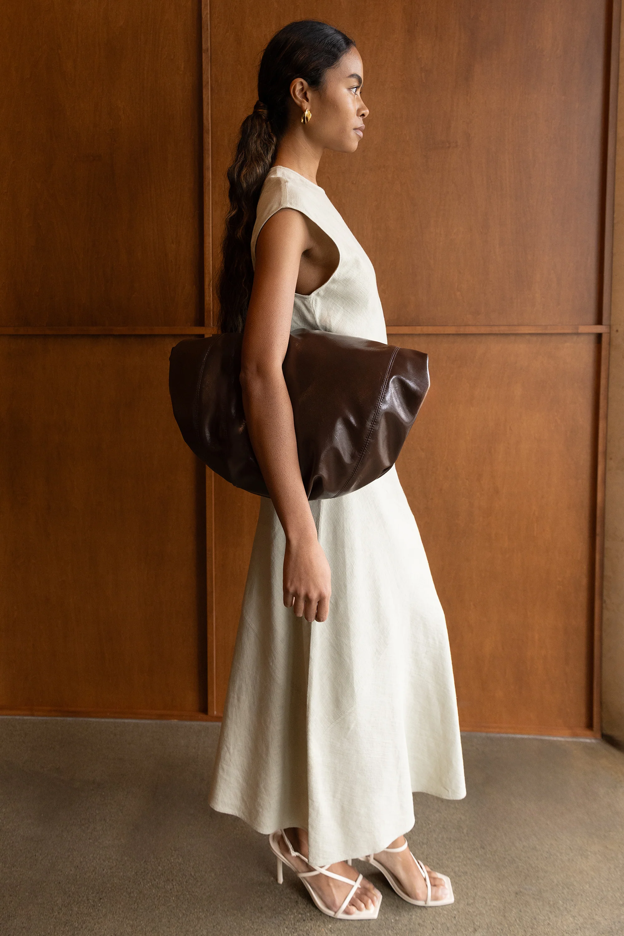 LINEN BLEND SLEEVELESS BIAS CUT MIDI DRESS - Image 5
