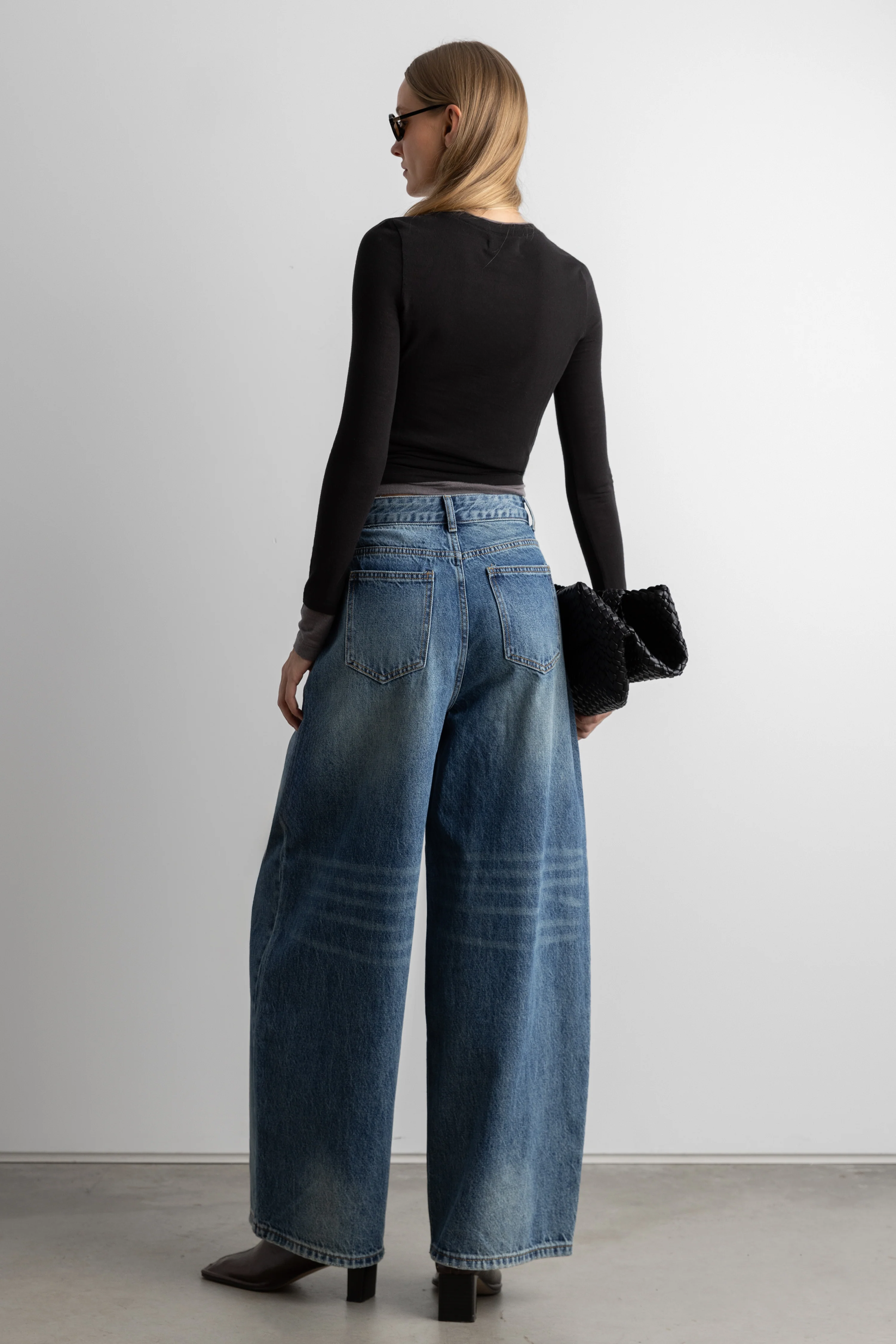 MEDIUM WASH WIDE LEG DENIM JEAN - Image 3