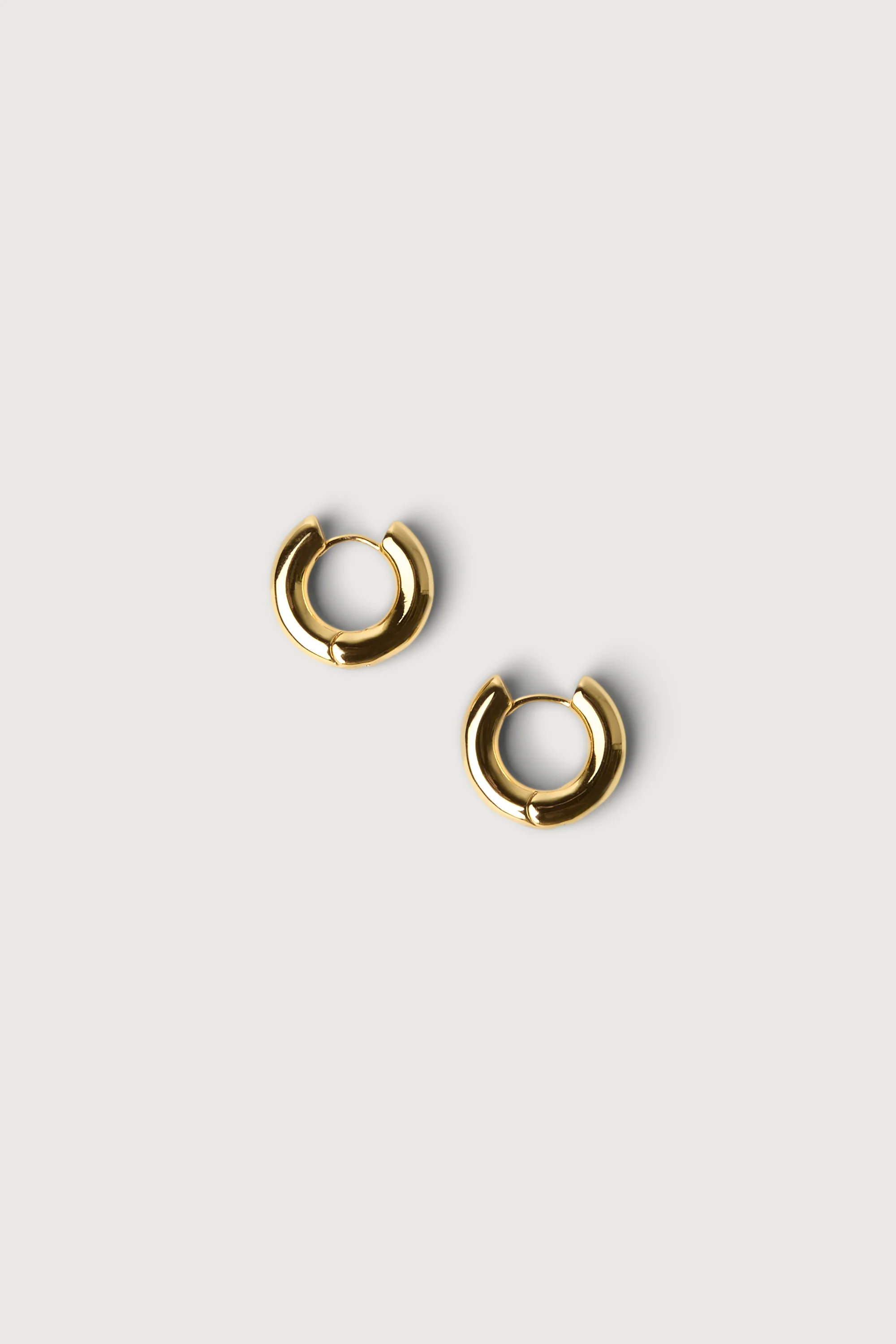 MINIMAL HUGGIE HOOP EARRINGS - Image 3