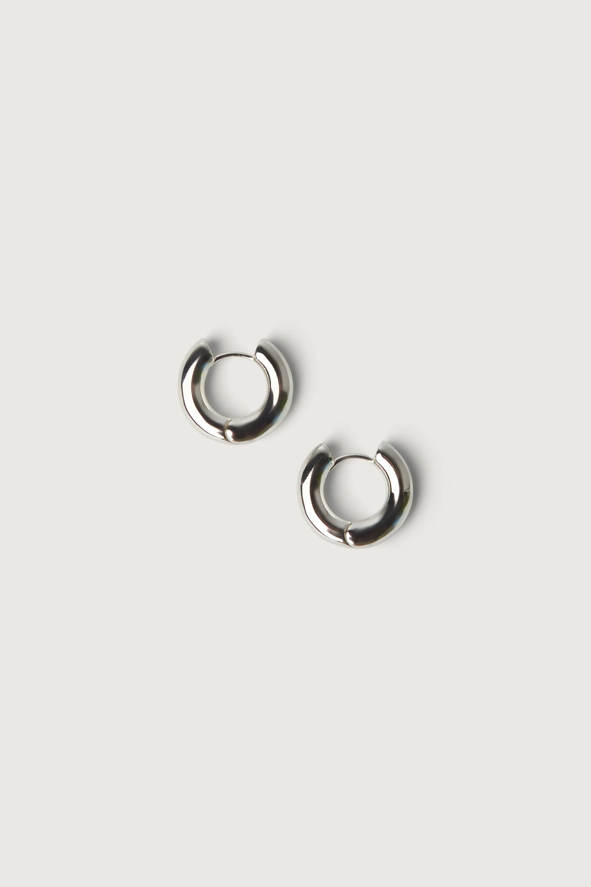 MINIMAL HUGGIE HOOP EARRINGS - Image 4
