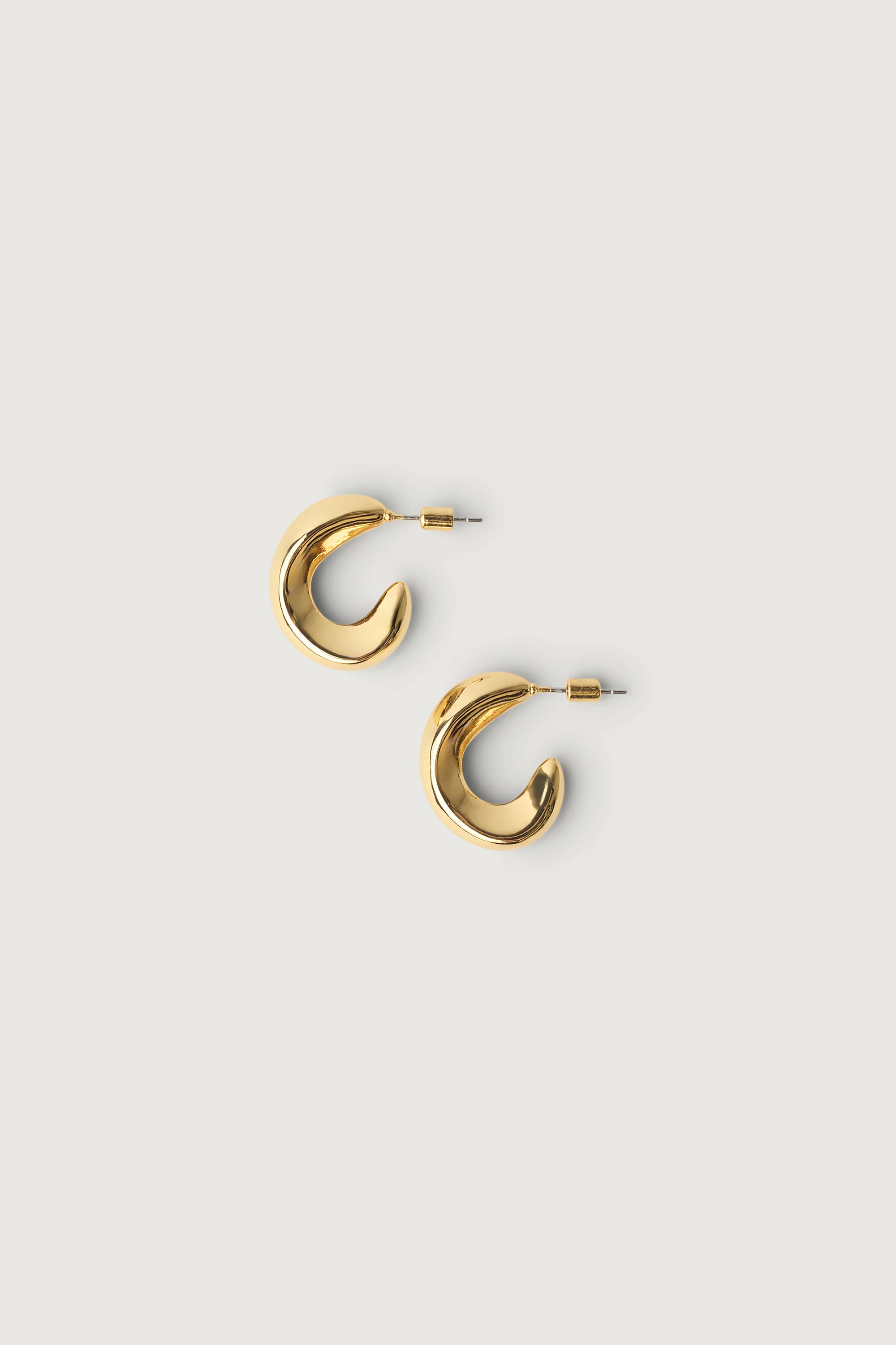 ORGANIC CURVED HOOP EARRINGS - Image 3