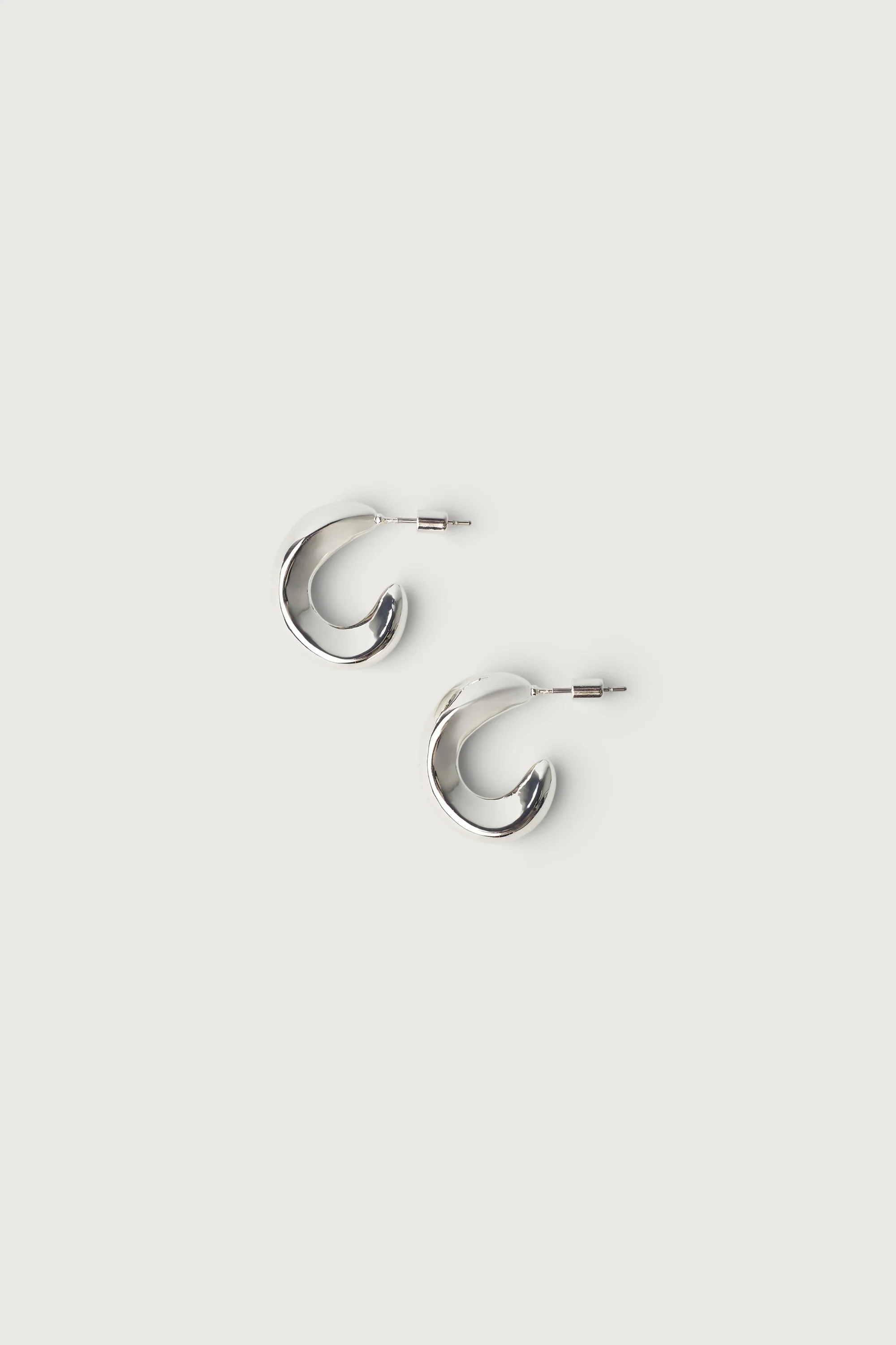 ORGANIC CURVED HOOP EARRINGS - Image 4