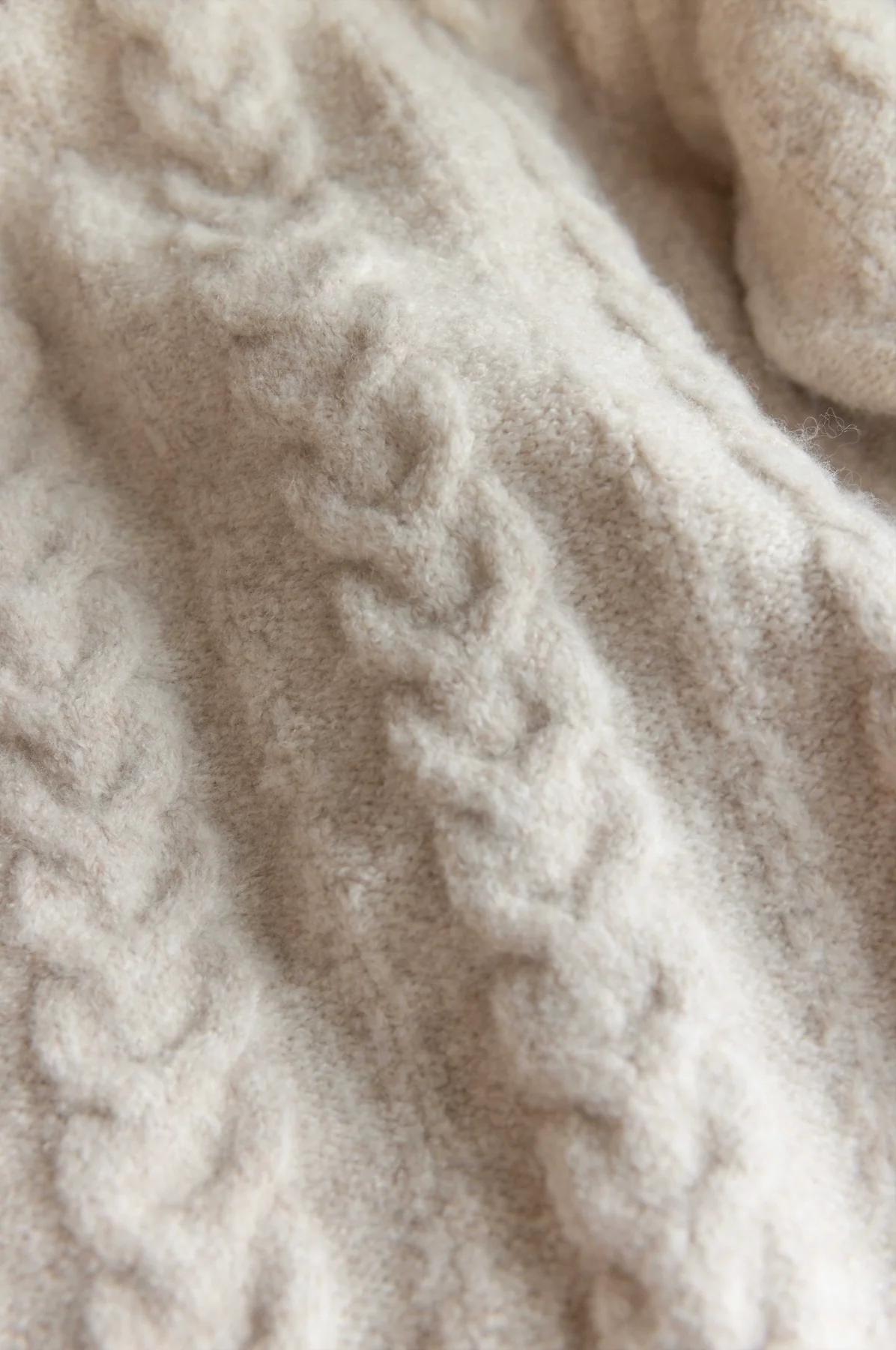 OVERSIZED CABLE KNIT SWEATER - Image 8