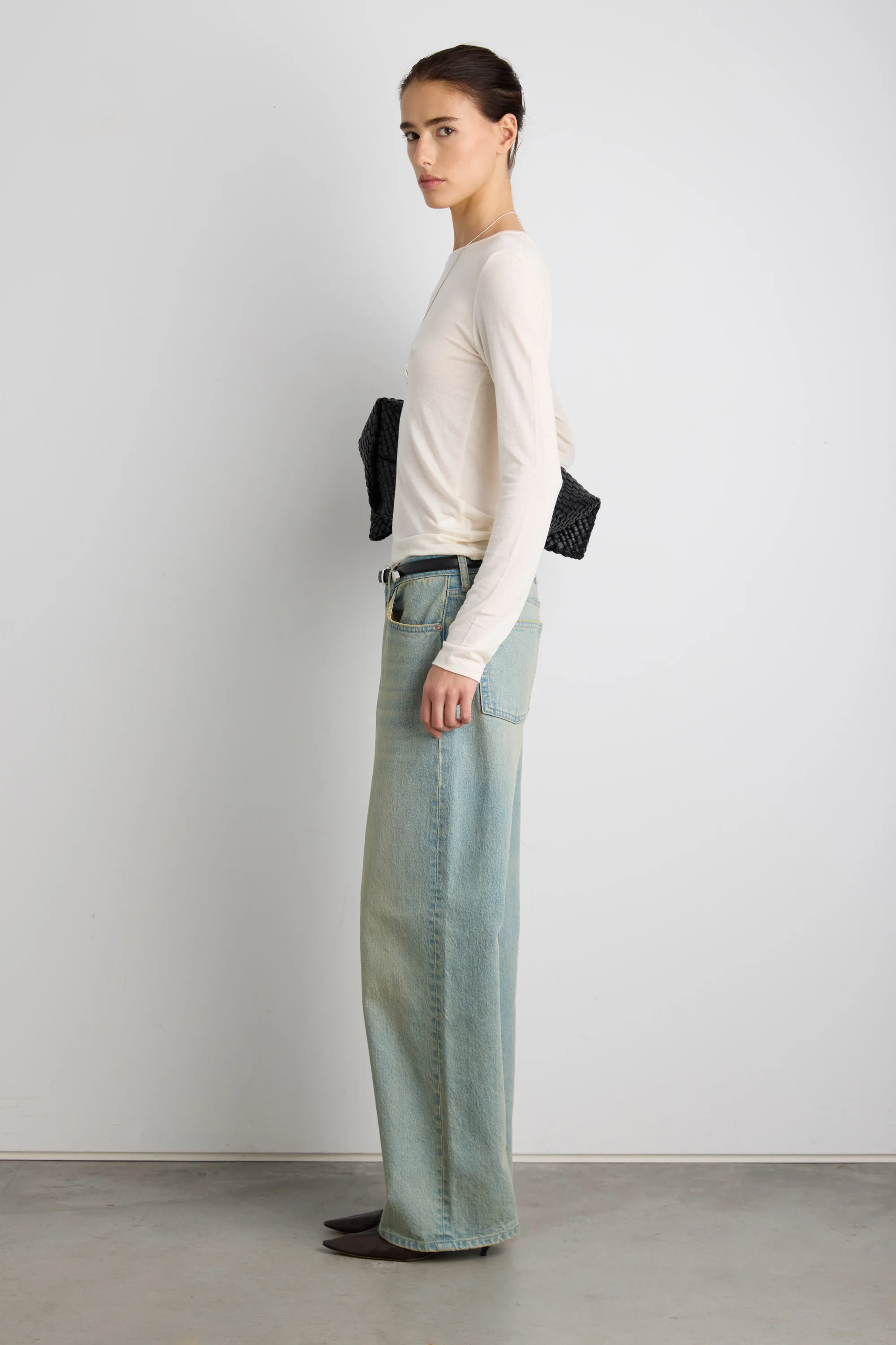 MID-RISE STRAIGHT LEG JEAN - Image 11
