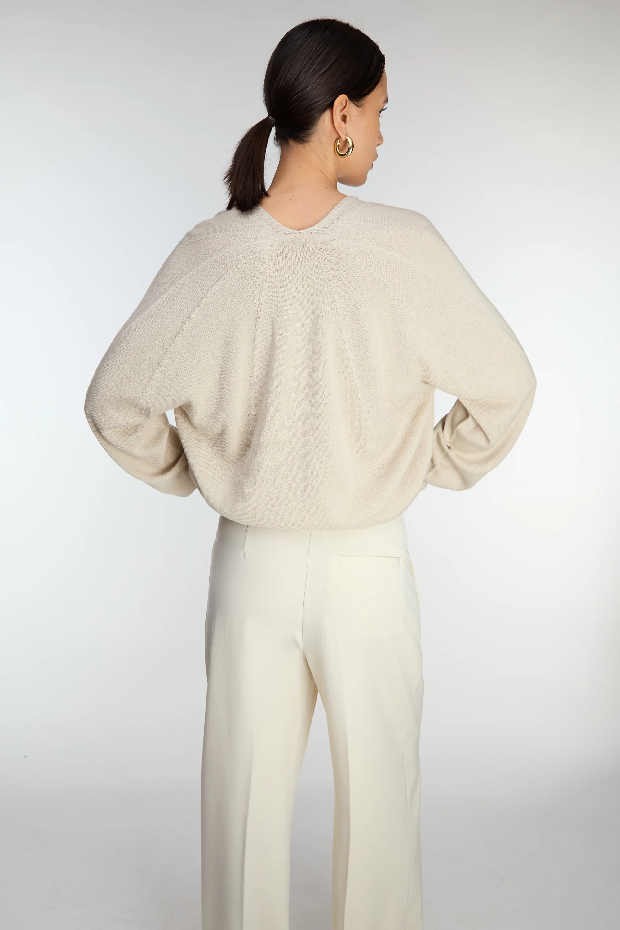 3D KNIT V-NECK SWEATER - Image 2
