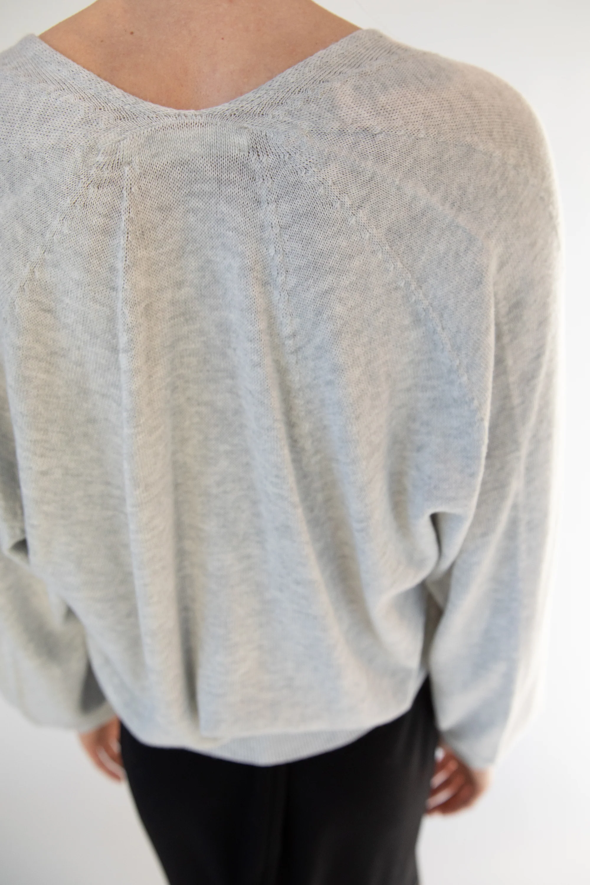 3D KNIT V-NECK SWEATER - Image 4