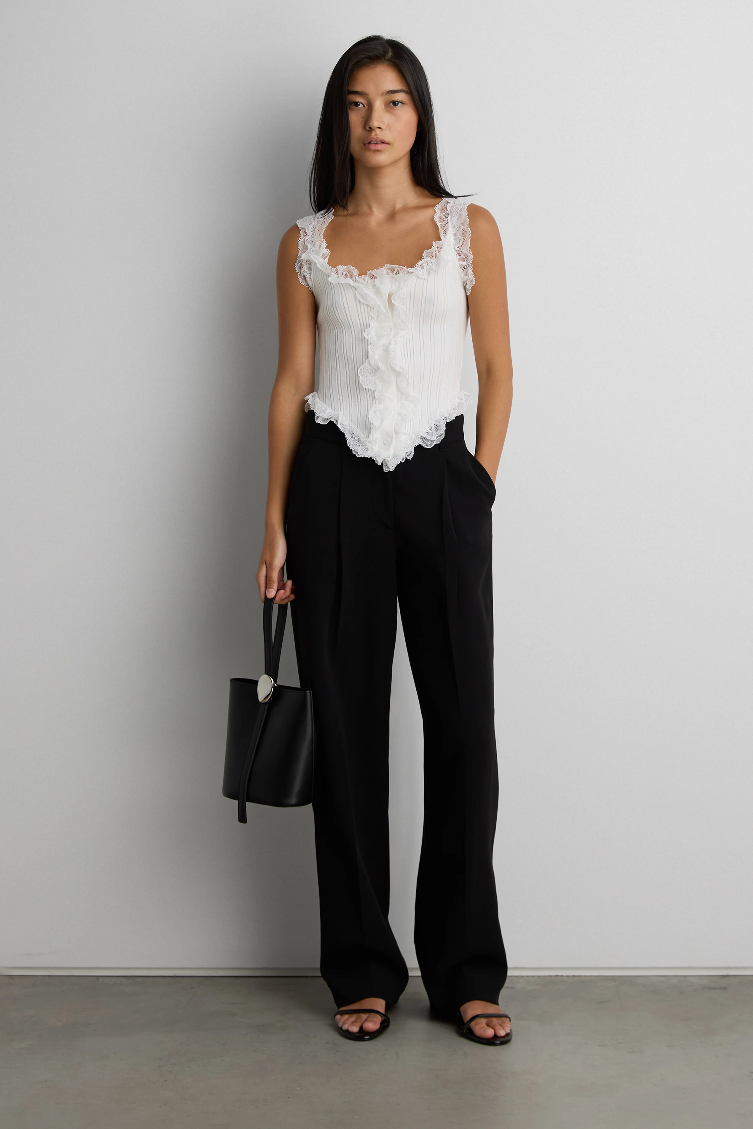 REN BUCKET BAG - Image 2