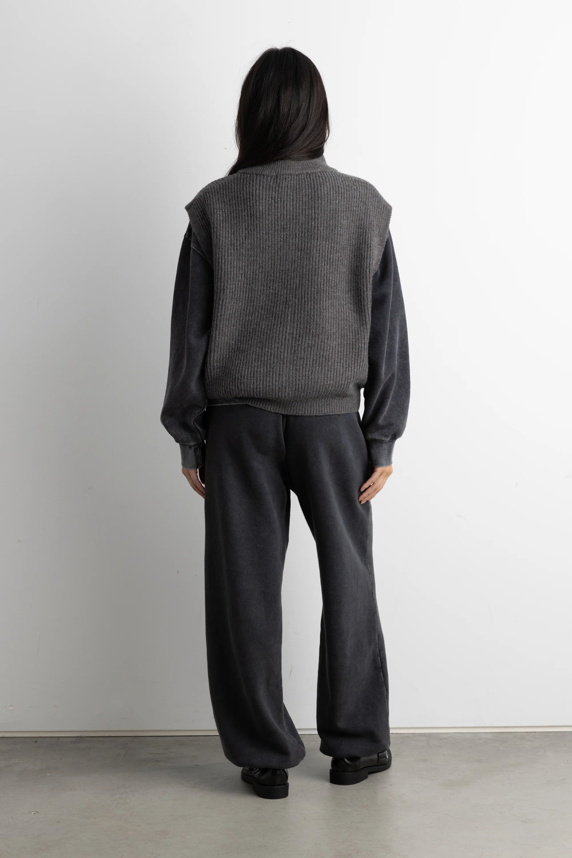 RIBBED KNIT MOCK NECK ZIP-UP SWEATER VEST - Image 4