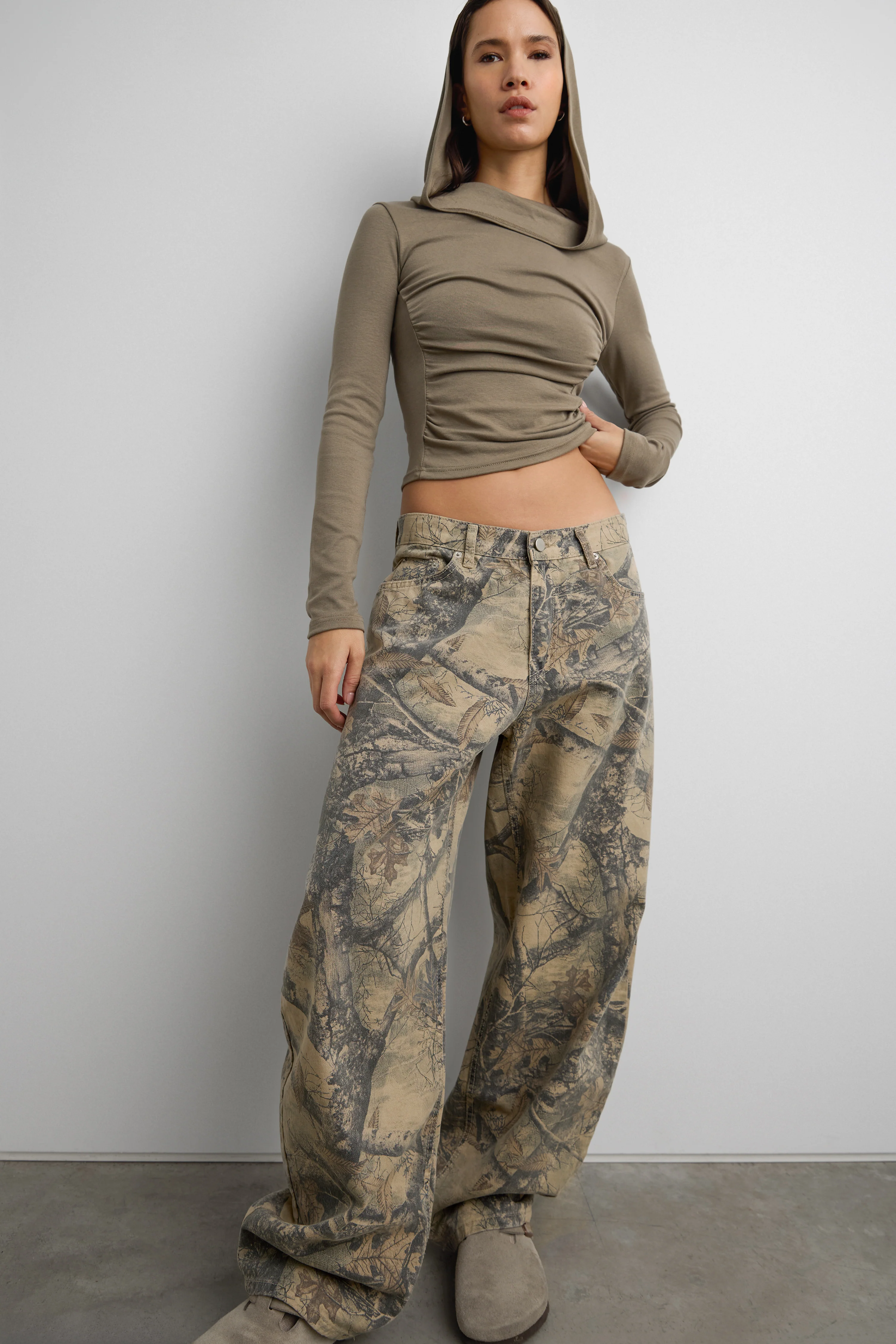 RUCHED COWL CROPPED HOODIE - Image 3
