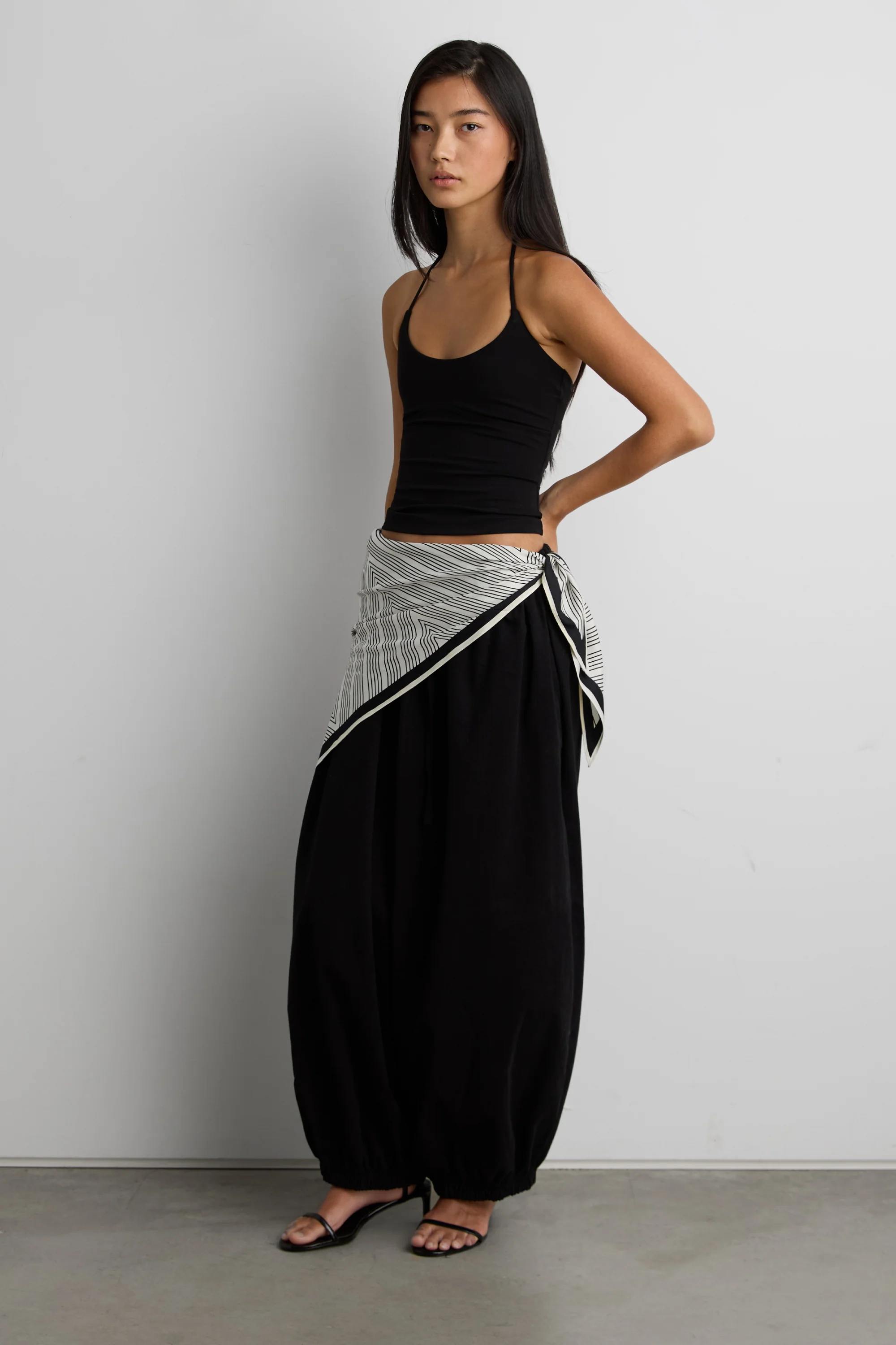 SCOOP NECK HALTER TOP