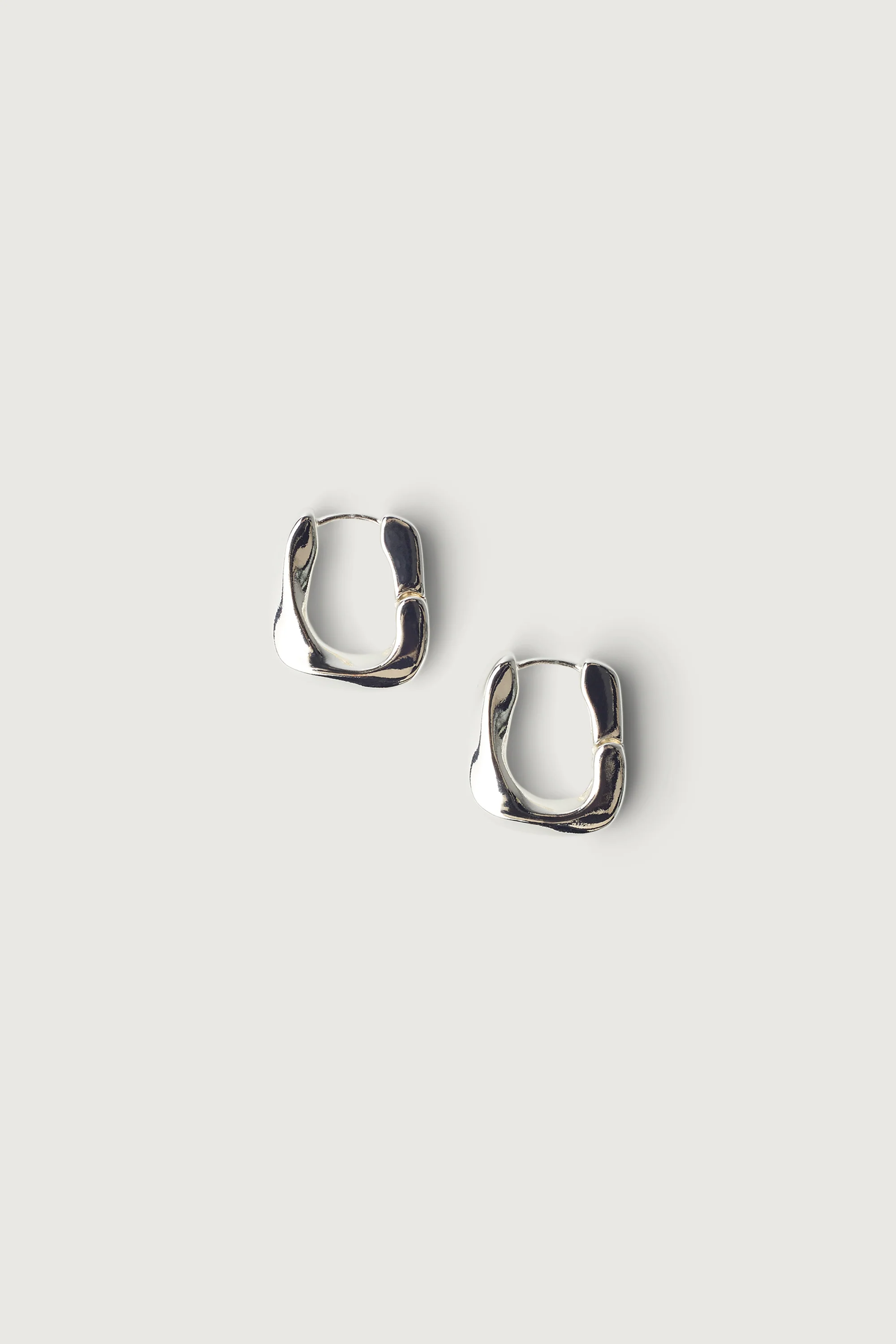 SQUARE TWIST HUGGIE EARRINGS - Image 3