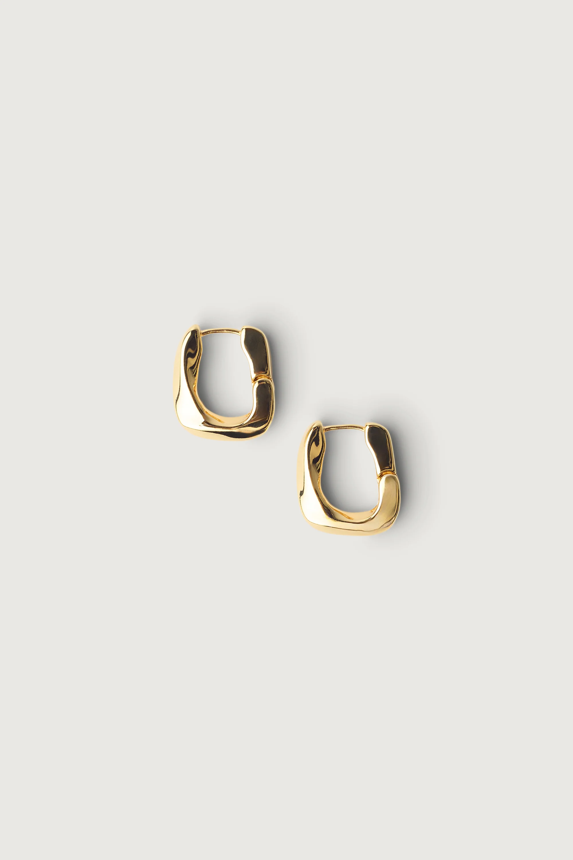 SQUARE TWIST HUGGIE EARRINGS - Image 4