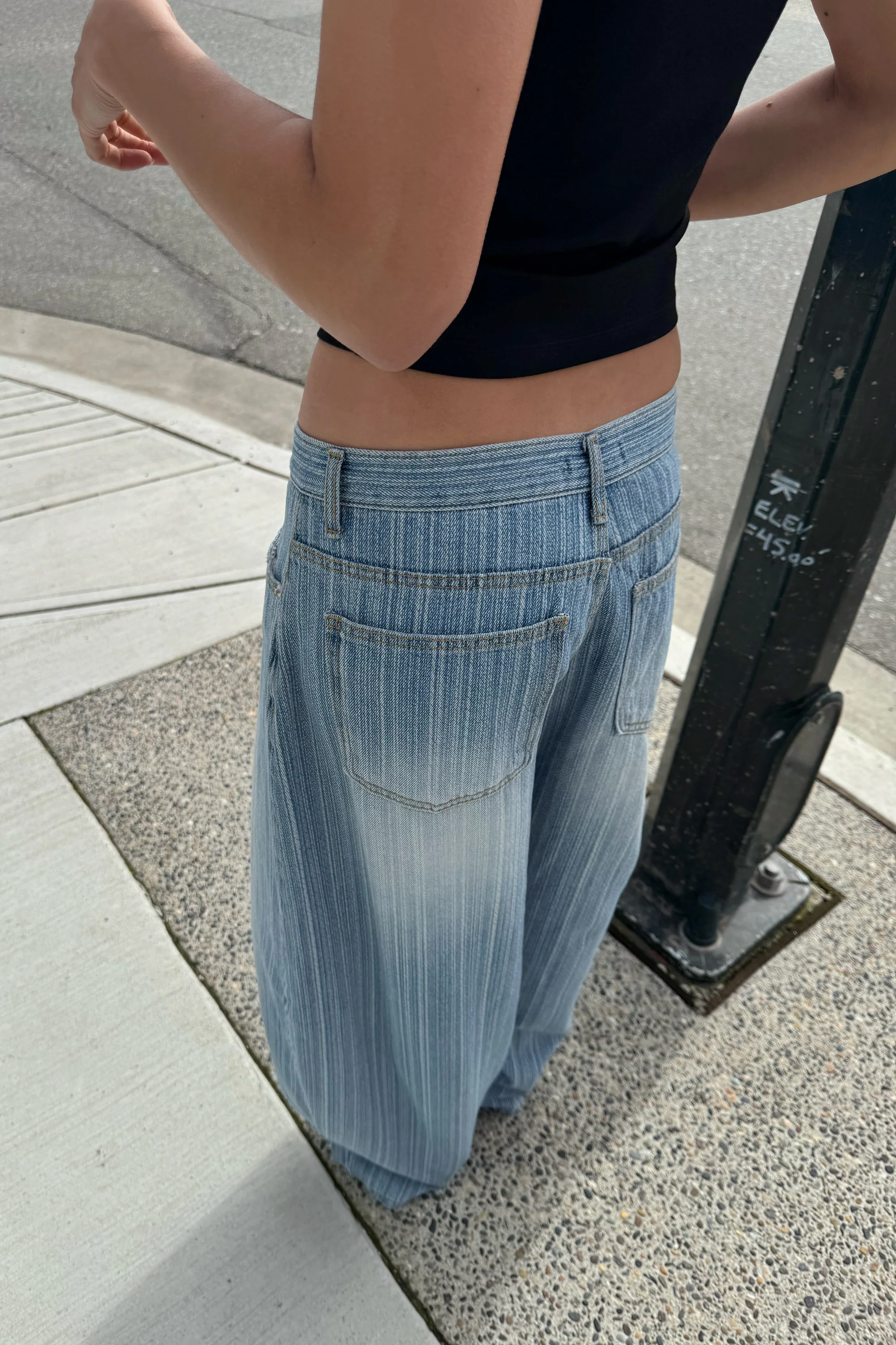 TEXTURED MEDIUM WASH BARREL JEAN - Image 4
