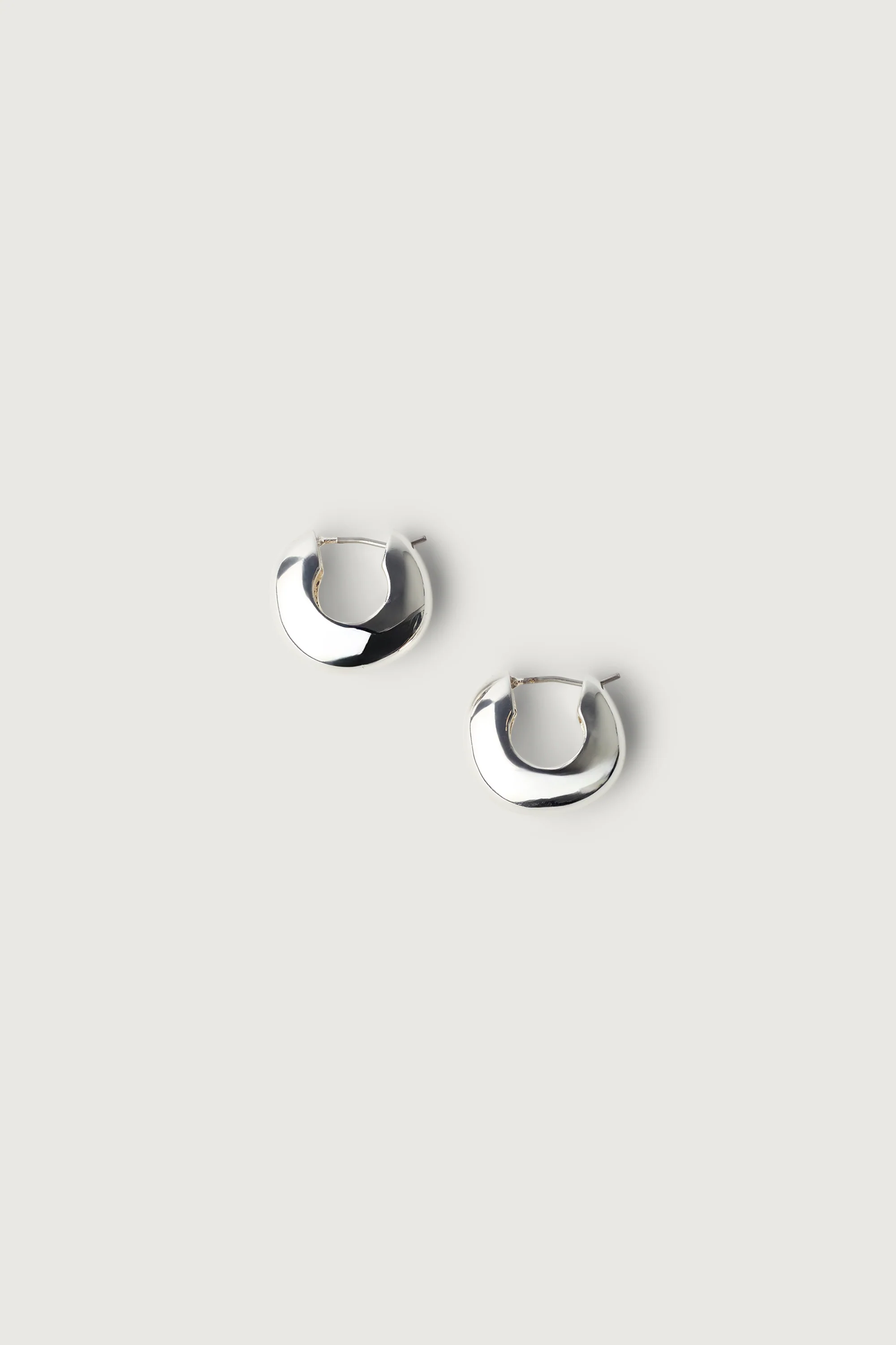 THICK HUGGIE HOOP EARRINGS - Image 4