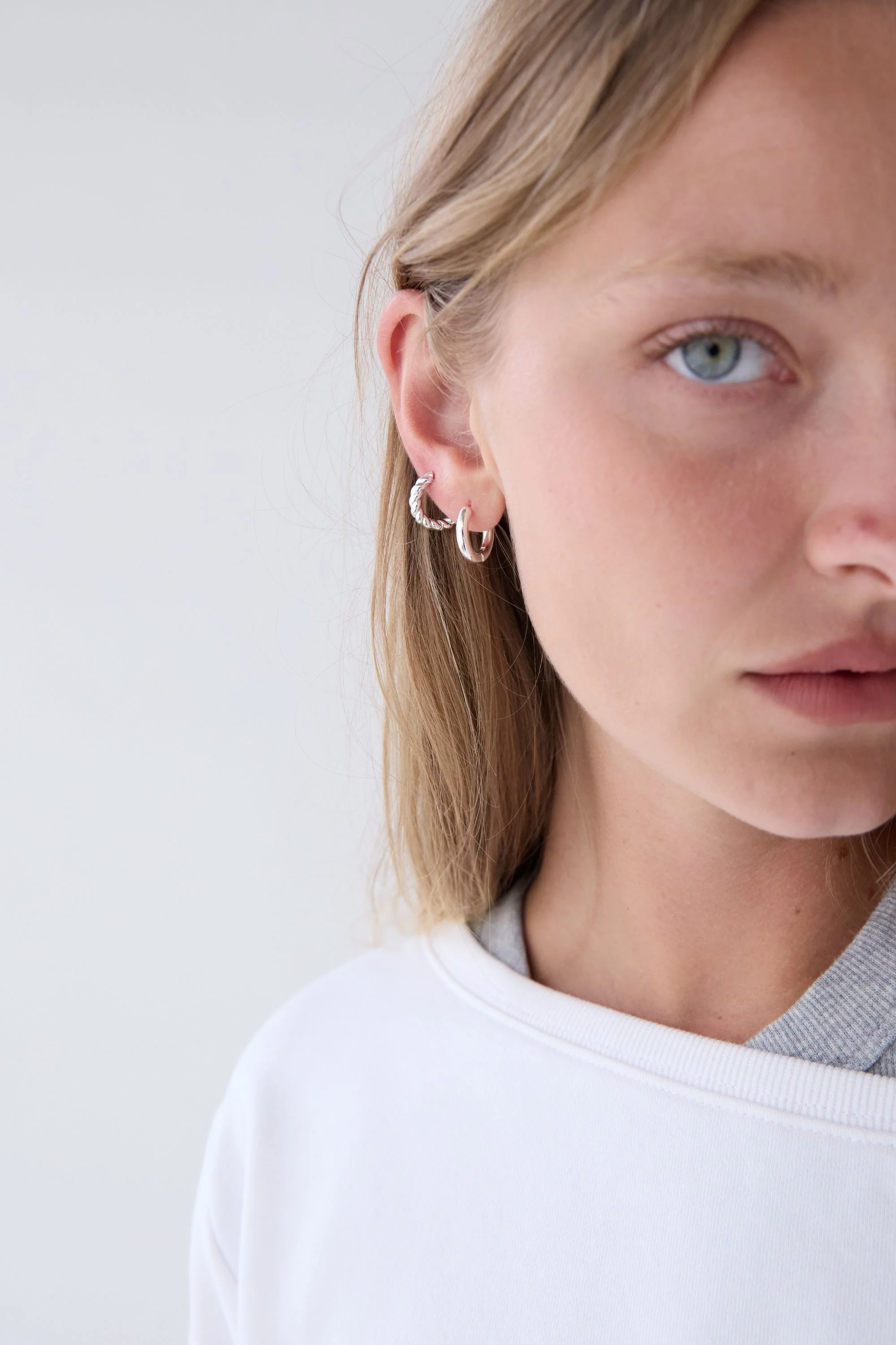 TWISTED AND CLASSIC HOOP EARRING SET - Image 3