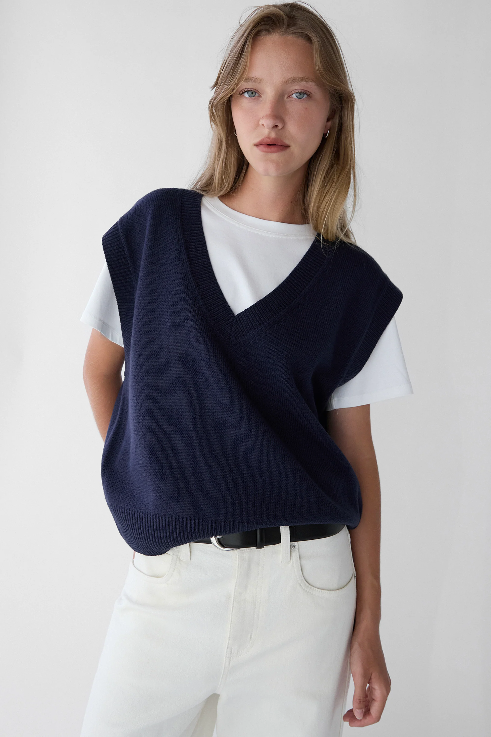 V-NECK SWEATER VEST - Image 2