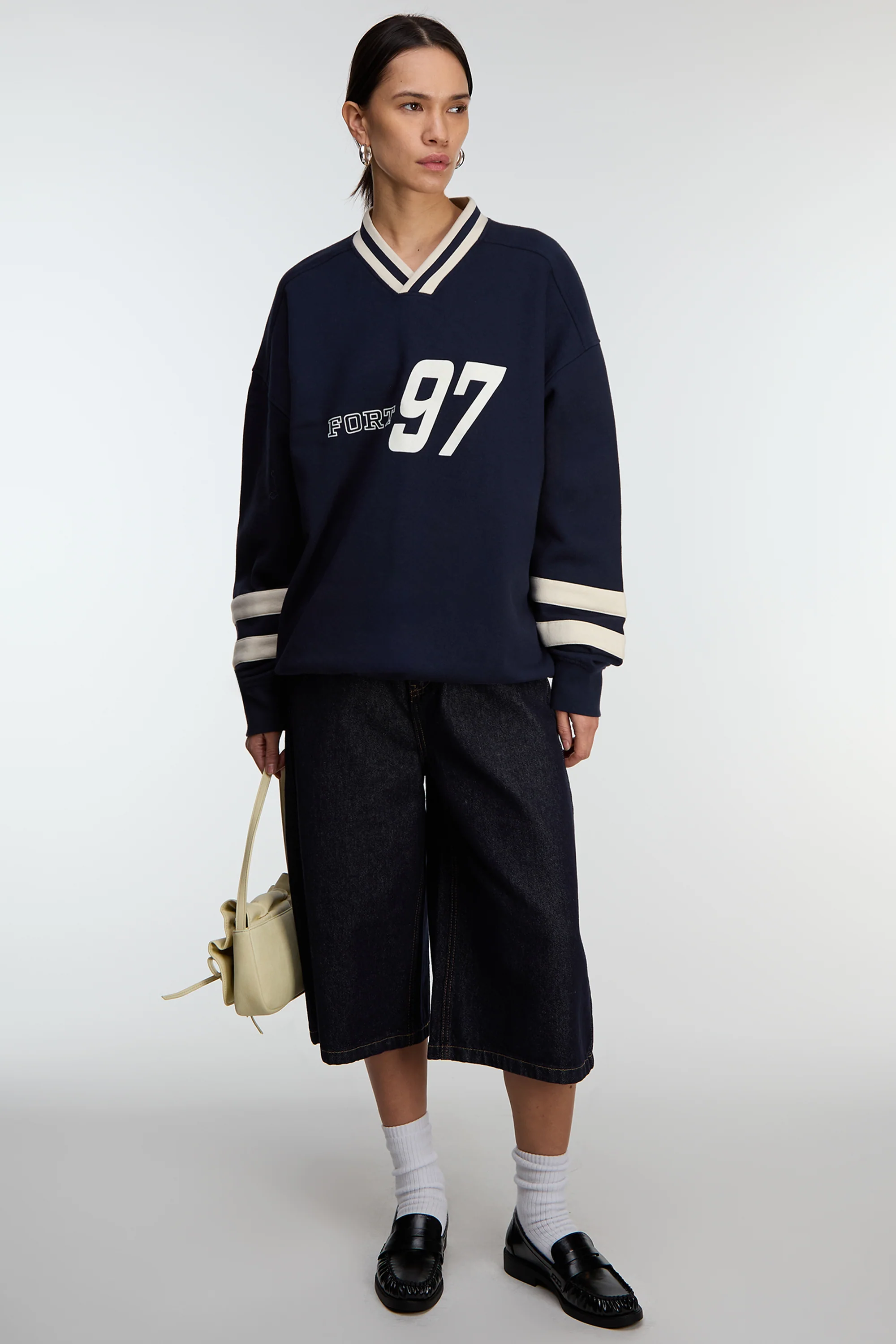 V-NECK VARSITY GRAPHIC SWEATSHIRT - Image 3