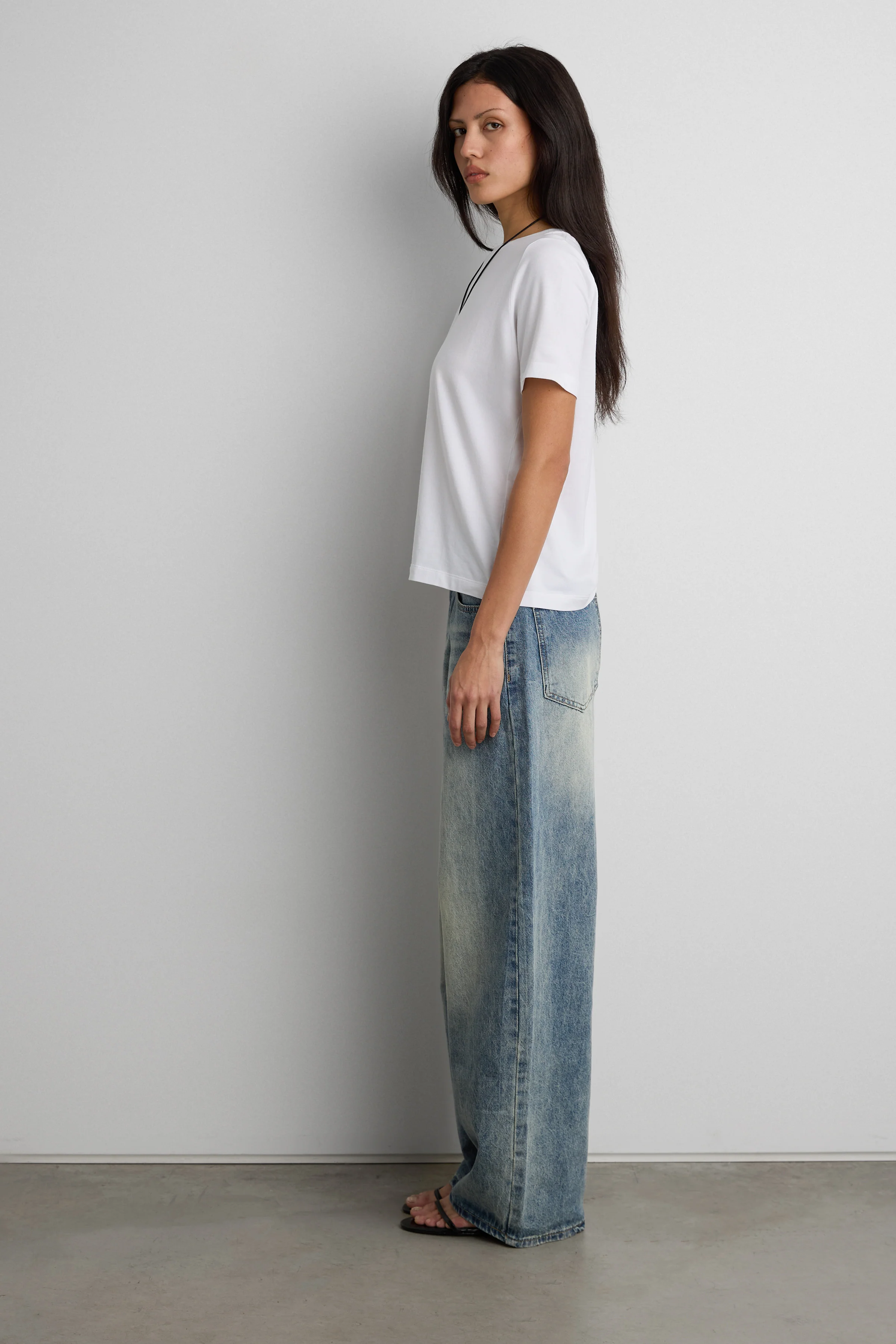 MID-RISE WIDE LEG VINTAGE WASH JEAN - Image 3