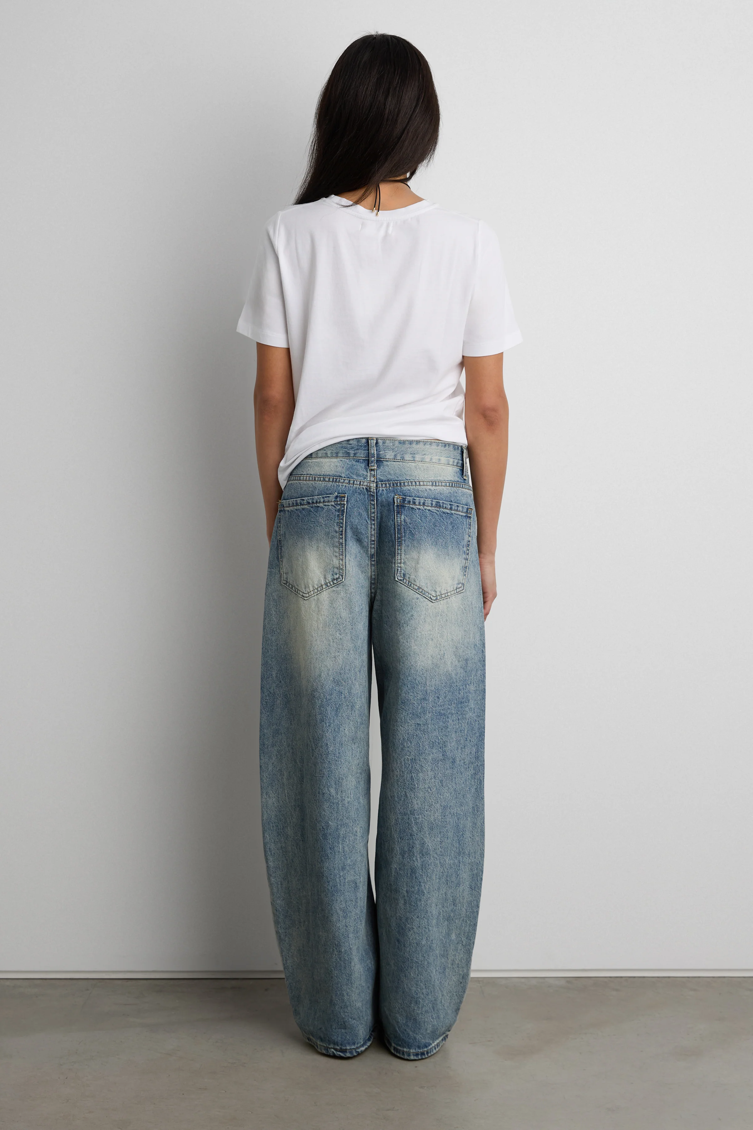 MID-RISE WIDE LEG VINTAGE WASH JEAN - Image 4